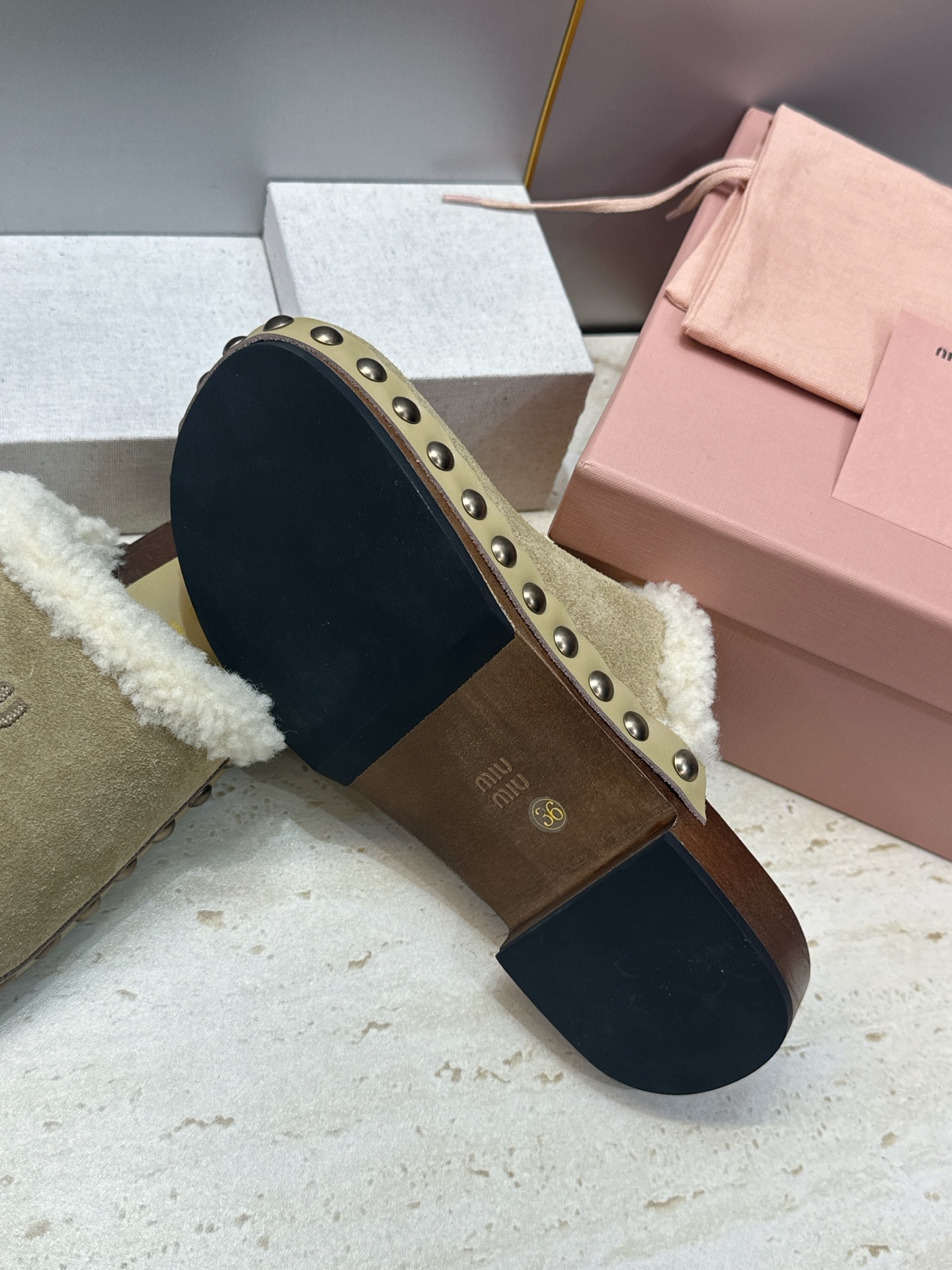 MiuMiu 2026秋冬新款时尚铆钉百搭羊羔毛女鞋 缪缪字母logo厚底圆头拼色穆勒拖鞋 材质:鞋面进口羊猄皮+进 MiuMiu 2026秋冬新款时尚铆钉百搭羊羔毛女鞋 缪缪字母logo厚底圆头拼色穆勒拖鞋 材质:鞋面进口羊猄皮+进