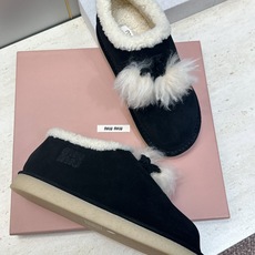 Miumiu 2026秋冬高定系列走秀新款羊羔毛及裸休闲女鞋 缪缪字母logo厚底圆头防寒保暖一脚蹬雪地靴 材质:鞋面 Miumiu 2026秋冬高定系列走秀新款羊羔毛及裸休闲女鞋 缪缪字母logo厚底圆头防寒保暖一脚蹬雪地靴 材质:鞋面