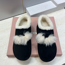 Miumiu 2026秋冬高定系列走秀新款羊羔毛及裸休闲女鞋 缪缪字母logo厚底圆头防寒保暖一脚蹬雪地靴 材质:鞋面 Miumiu 2026秋冬高定系列走秀新款羊羔毛及裸休闲女鞋 缪缪字母logo厚底圆头防寒保暖一脚蹬雪地靴 材质:鞋面