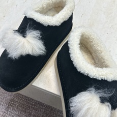 Miumiu 2026秋冬高定系列走秀新款羊羔毛及裸休闲女鞋 缪缪字母logo厚底圆头防寒保暖一脚蹬雪地靴 材质:鞋面 Miumiu 2026秋冬高定系列走秀新款羊羔毛及裸休闲女鞋 缪缪字母logo厚底圆头防寒保暖一脚蹬雪地靴 材质:鞋面