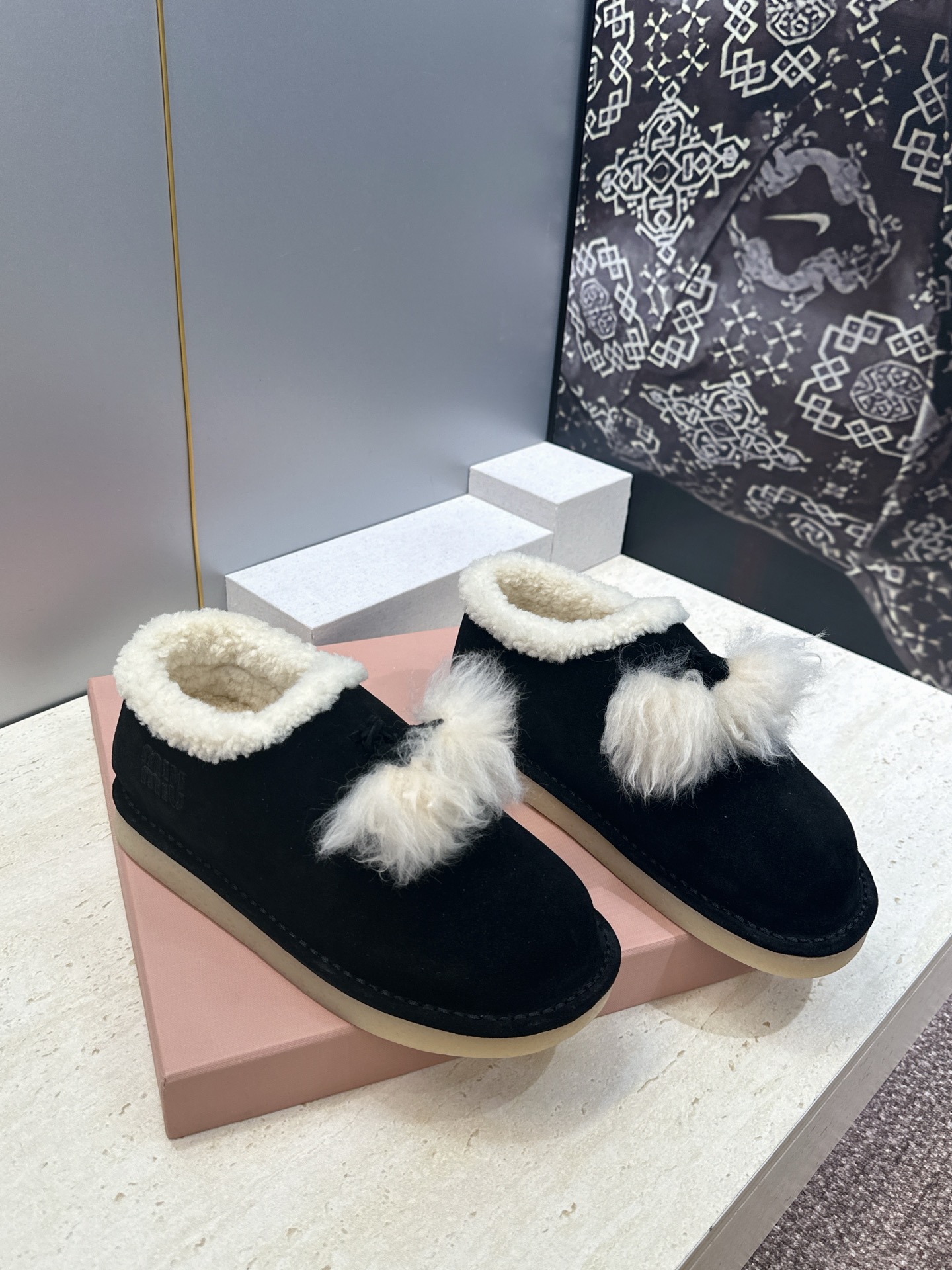 Miumiu 2026秋冬高定系列走秀新款羊羔毛及裸休闲女鞋 缪缪字母logo厚底圆头防寒保暖一脚蹬雪地靴  材质:鞋面