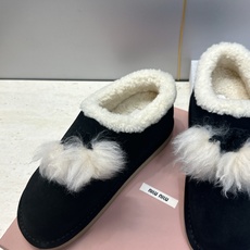 Miumiu 2026秋冬高定系列走秀新款羊羔毛及裸休闲女鞋 缪缪字母logo厚底圆头防寒保暖一脚蹬雪地靴 材质:鞋面 Miumiu 2026秋冬高定系列走秀新款羊羔毛及裸休闲女鞋 缪缪字母logo厚底圆头防寒保暖一脚蹬雪地靴 材质:鞋面