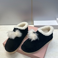 Miumiu 2026秋冬高定系列走秀新款羊羔毛及裸休闲女鞋 缪缪字母logo厚底圆头防寒保暖一脚蹬雪地靴 材质:鞋面 Miumiu 2026秋冬高定系列走秀新款羊羔毛及裸休闲女鞋 缪缪字母logo厚底圆头防寒保暖一脚蹬雪地靴 材质:鞋面