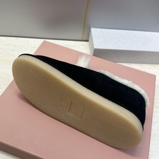 Miumiu 2026秋冬高定系列走秀新款羊羔毛及裸休闲女鞋 缪缪字母logo厚底圆头防寒保暖一脚蹬雪地靴 材质:鞋面 Miumiu 2026秋冬高定系列走秀新款羊羔毛及裸休闲女鞋 缪缪字母logo厚底圆头防寒保暖一脚蹬雪地靴 材质:鞋面