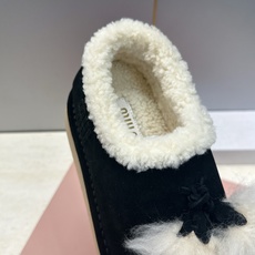 Miumiu 2026秋冬高定系列走秀新款羊羔毛及裸休闲女鞋 缪缪字母logo厚底圆头防寒保暖一脚蹬雪地靴 材质:鞋面 Miumiu 2026秋冬高定系列走秀新款羊羔毛及裸休闲女鞋 缪缪字母logo厚底圆头防寒保暖一脚蹬雪地靴 材质:鞋面