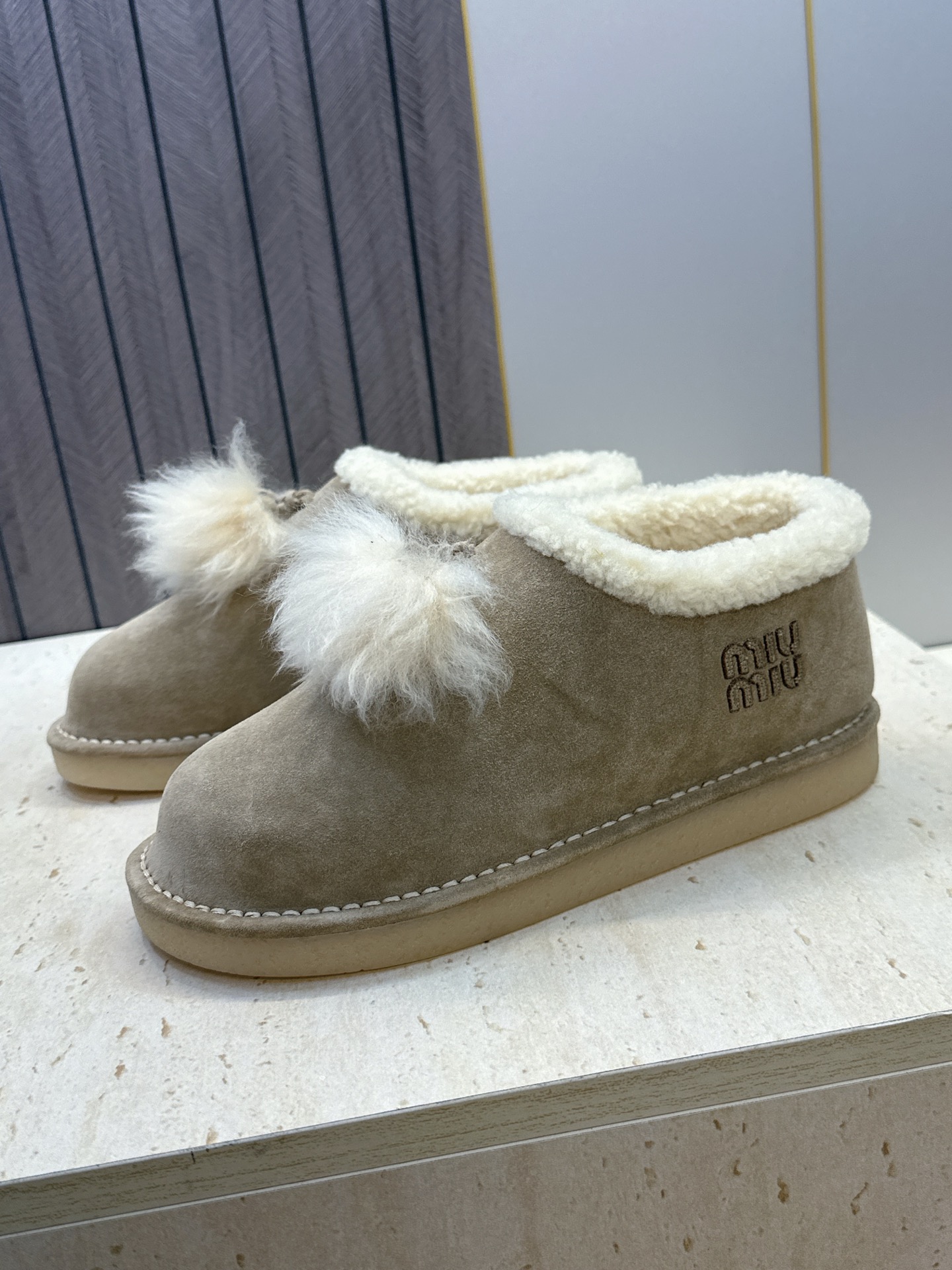 Miumiu 2026秋冬高定系列走秀新款羊羔毛及裸休闲女鞋 缪缪字母logo厚底圆头防寒保暖一脚蹬雪地靴 材质:鞋面 Miumiu 2026秋冬高定系列走秀新款羊羔毛及裸休闲女鞋 缪缪字母logo厚底圆头防寒保暖一脚蹬雪地靴 材质:鞋面