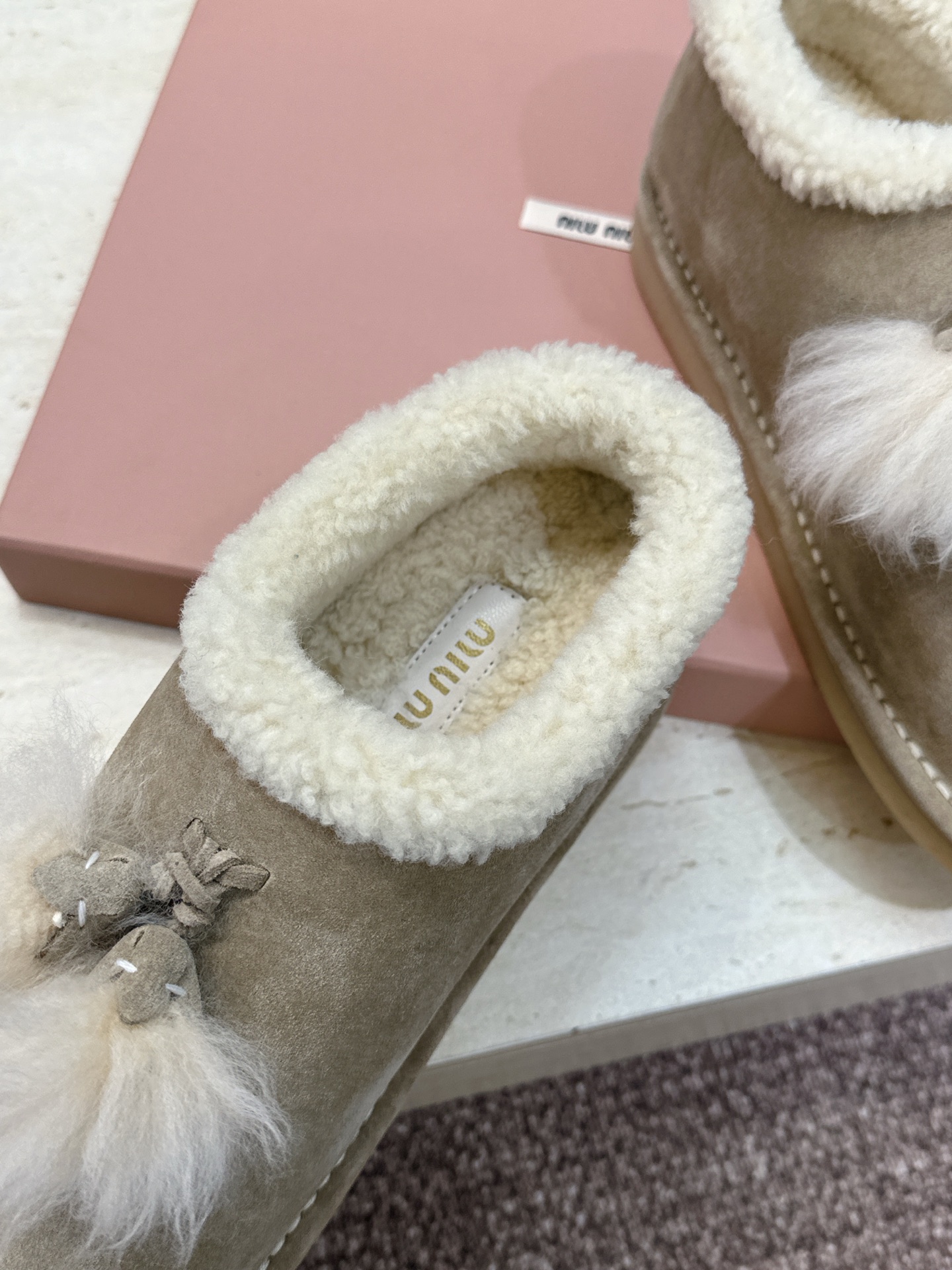 Miumiu 2026秋冬高定系列走秀新款羊羔毛及裸休闲女鞋 缪缪字母logo厚底圆头防寒保暖一脚蹬雪地靴 材质:鞋面 Miumiu 2026秋冬高定系列走秀新款羊羔毛及裸休闲女鞋 缪缪字母logo厚底圆头防寒保暖一脚蹬雪地靴 材质:鞋面