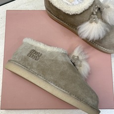 Miumiu 2026秋冬高定系列走秀新款羊羔毛及裸休闲女鞋 缪缪字母logo厚底圆头防寒保暖一脚蹬雪地靴 材质:鞋面 Miumiu 2026秋冬高定系列走秀新款羊羔毛及裸休闲女鞋 缪缪字母logo厚底圆头防寒保暖一脚蹬雪地靴 材质:鞋面