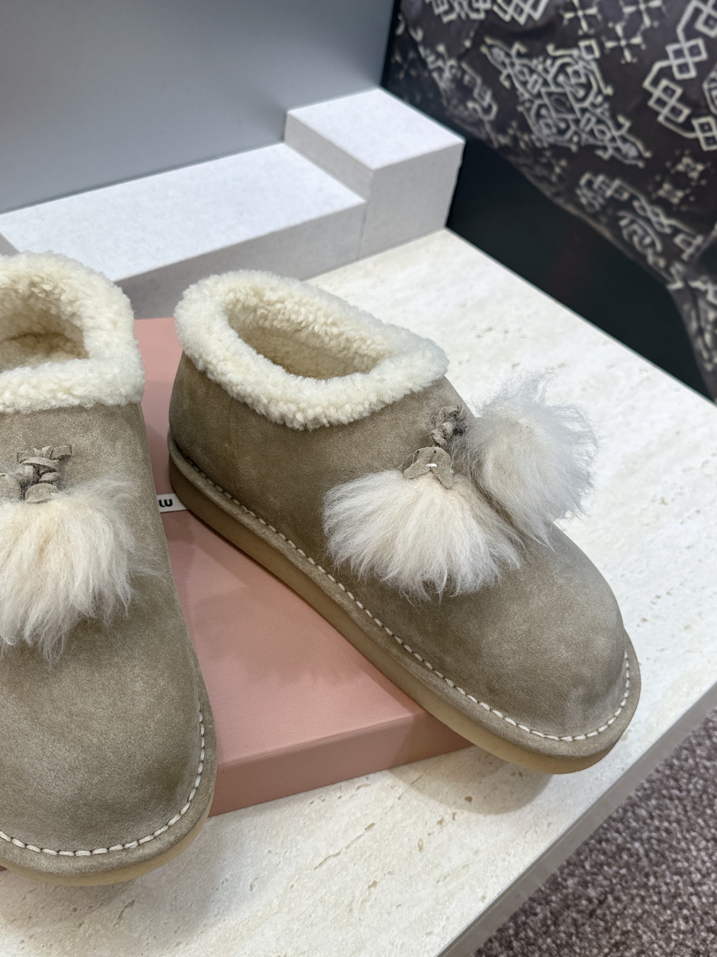 Miumiu 2026秋冬高定系列走秀新款羊羔毛及裸休闲女鞋 缪缪字母logo厚底圆头防寒保暖一脚蹬雪地靴 材质:鞋面 Miumiu 2026秋冬高定系列走秀新款羊羔毛及裸休闲女鞋 缪缪字母logo厚底圆头防寒保暖一脚蹬雪地靴 材质:鞋面