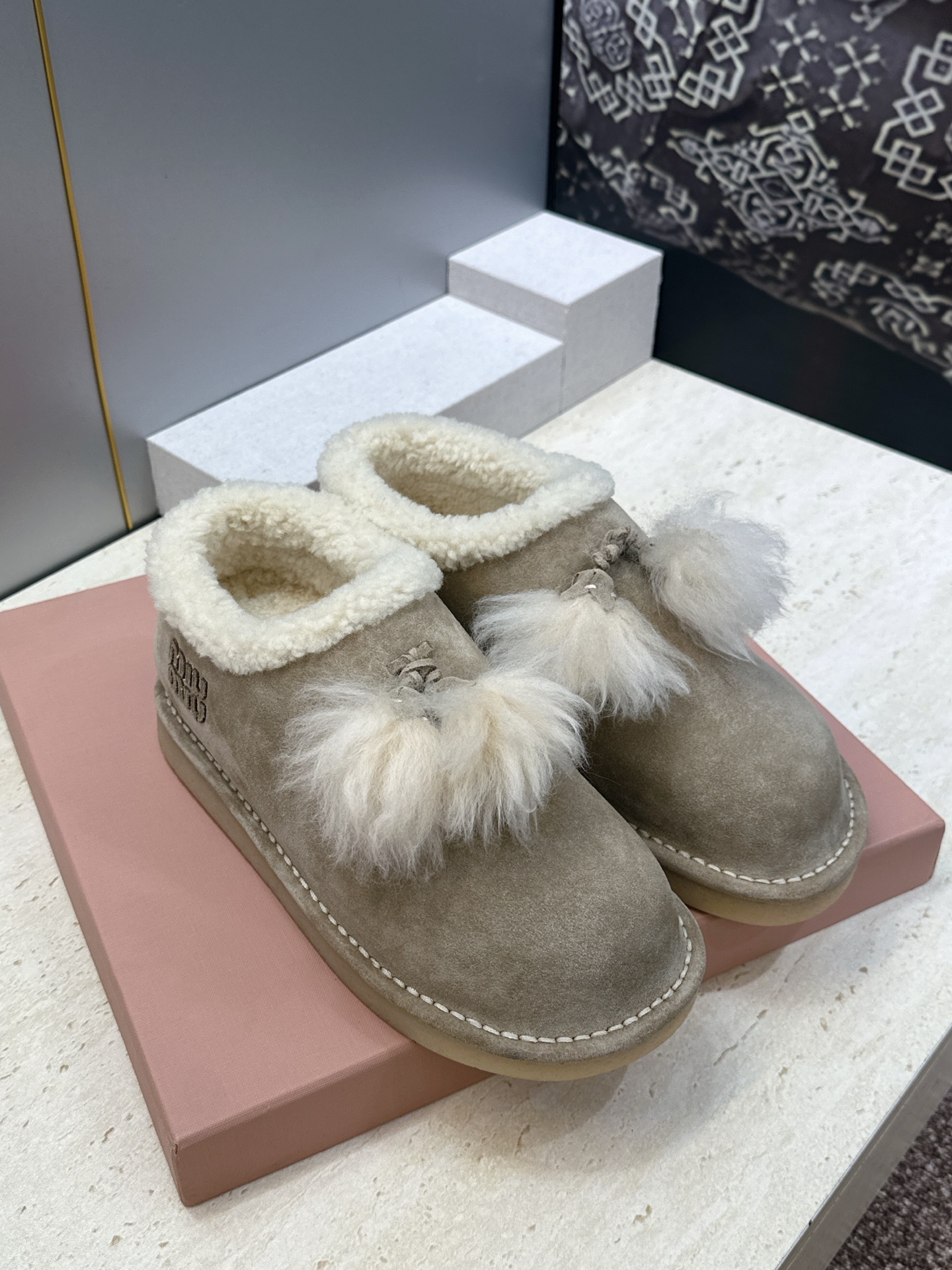 Miumiu 2026秋冬高定系列走秀新款羊羔毛及裸休闲女鞋 缪缪字母logo厚底圆头防寒保暖一脚蹬雪地靴  材质:鞋面