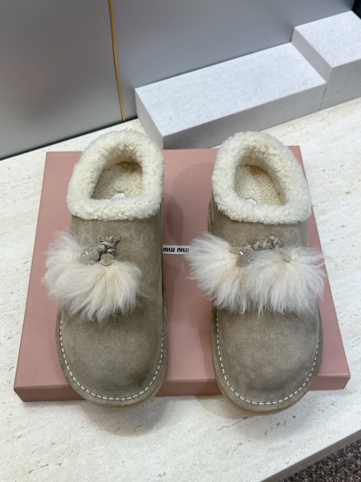 Miumiu 2026秋冬高定系列走秀新款羊羔毛及裸休闲女鞋 缪缪字母logo厚底圆头防寒保暖一脚蹬雪地靴 材质:鞋面 Miumiu 2026秋冬高定系列走秀新款羊羔毛及裸休闲女鞋 缪缪字母logo厚底圆头防寒保暖一脚蹬雪地靴 材质:鞋面