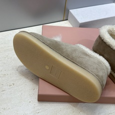 Miumiu 2026秋冬高定系列走秀新款羊羔毛及裸休闲女鞋 缪缪字母logo厚底圆头防寒保暖一脚蹬雪地靴 材质:鞋面 Miumiu 2026秋冬高定系列走秀新款羊羔毛及裸休闲女鞋 缪缪字母logo厚底圆头防寒保暖一脚蹬雪地靴 材质:鞋面