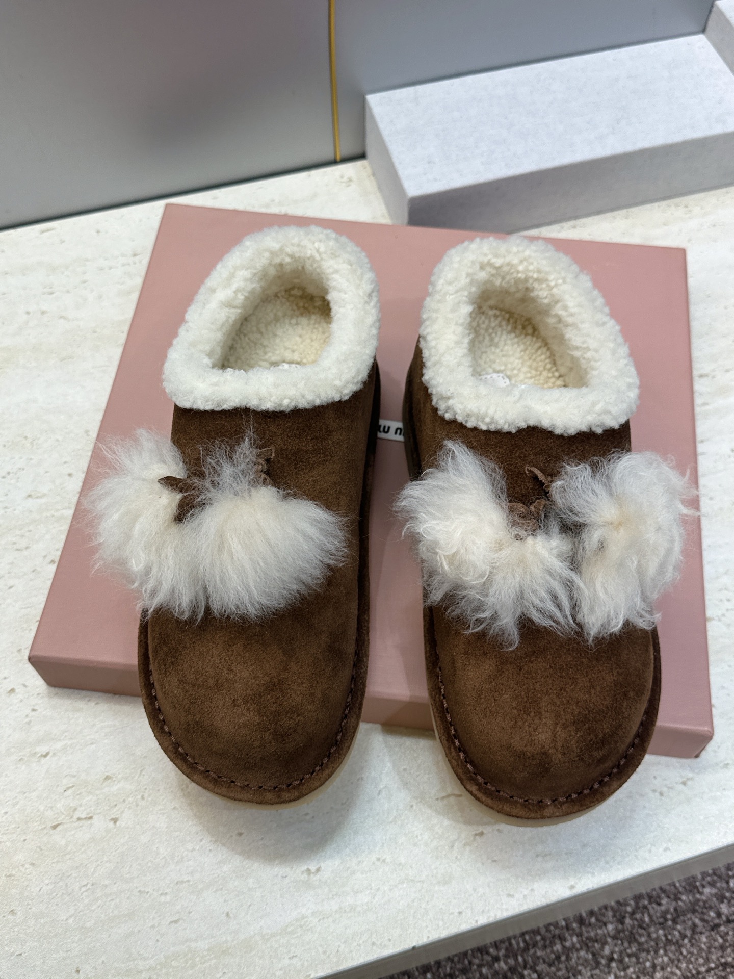 Miumiu 2026秋冬高定系列走秀新款羊羔毛及裸休闲女鞋 缪缪字母logo厚底圆头防寒保暖一脚蹬雪地靴 材质:鞋面 Miumiu 2026秋冬高定系列走秀新款羊羔毛及裸休闲女鞋 缪缪字母logo厚底圆头防寒保暖一脚蹬雪地靴 材质:鞋面