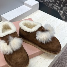 Miumiu 2026秋冬高定系列走秀新款羊羔毛及裸休闲女鞋 缪缪字母logo厚底圆头防寒保暖一脚蹬雪地靴 材质:鞋面 Miumiu 2026秋冬高定系列走秀新款羊羔毛及裸休闲女鞋 缪缪字母logo厚底圆头防寒保暖一脚蹬雪地靴 材质:鞋面