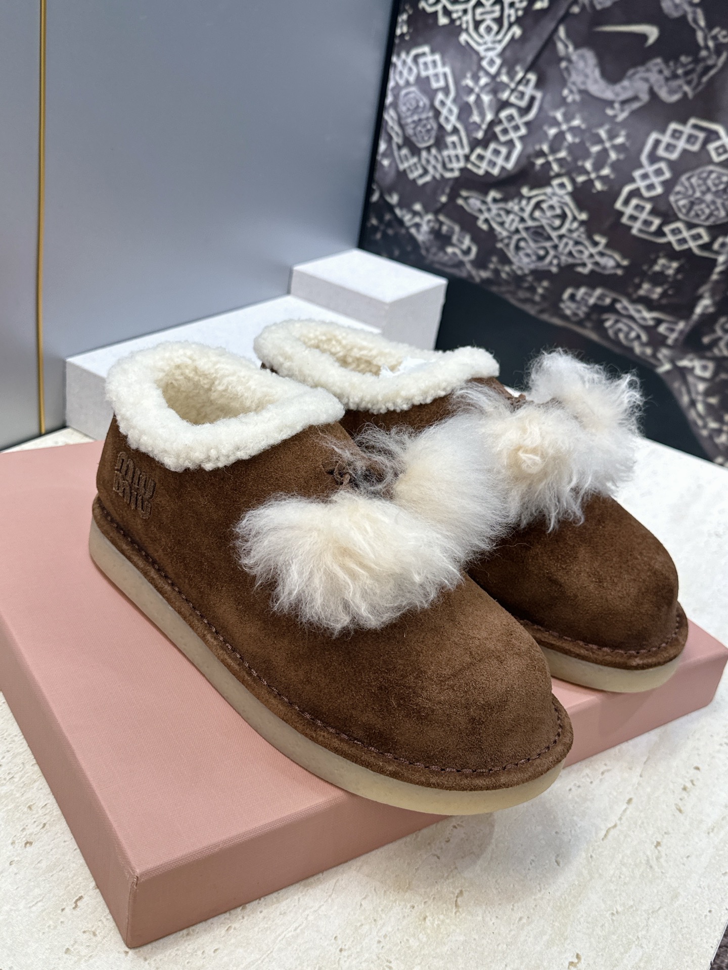 Miumiu 2026秋冬高定系列走秀新款羊羔毛及裸休闲女鞋 缪缪字母logo厚底圆头防寒保暖一脚蹬雪地靴  材质:鞋面
