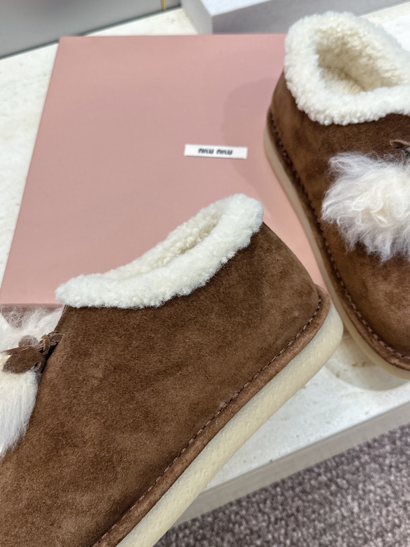 Miumiu 2026秋冬高定系列走秀新款羊羔毛及裸休闲女鞋 缪缪字母logo厚底圆头防寒保暖一脚蹬雪地靴 材质:鞋面 Miumiu 2026秋冬高定系列走秀新款羊羔毛及裸休闲女鞋 缪缪字母logo厚底圆头防寒保暖一脚蹬雪地靴 材质:鞋面
