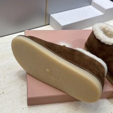 Miumiu 2026秋冬高定系列走秀新款羊羔毛及裸休闲女鞋 缪缪字母logo厚底圆头防寒保暖一脚蹬雪地靴 材质:鞋面 Miumiu 2026秋冬高定系列走秀新款羊羔毛及裸休闲女鞋 缪缪字母logo厚底圆头防寒保暖一脚蹬雪地靴 材质:鞋面
