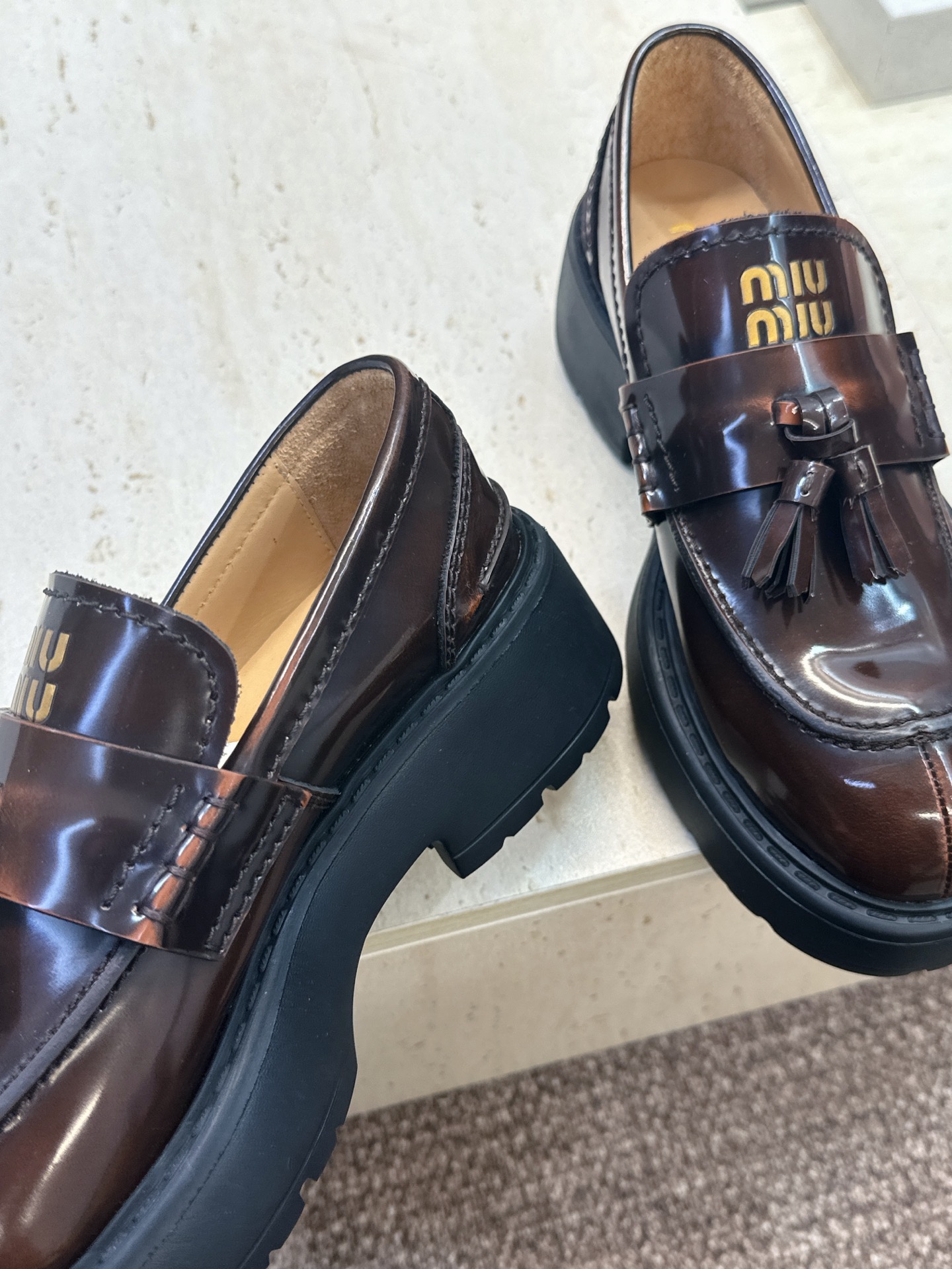 Miumiu 2026春夏新款流苏休闲女鞋 缪缪字母logo低跟圆头玛丽珍乐福单鞋 材质:鞋面进口开边珠牛皮+水染羊皮内 Miumiu 2026春夏新款流苏休闲女鞋 缪缪字母logo低跟圆头玛丽珍乐福单鞋 材质:鞋面进口开边珠牛皮+水染羊皮内