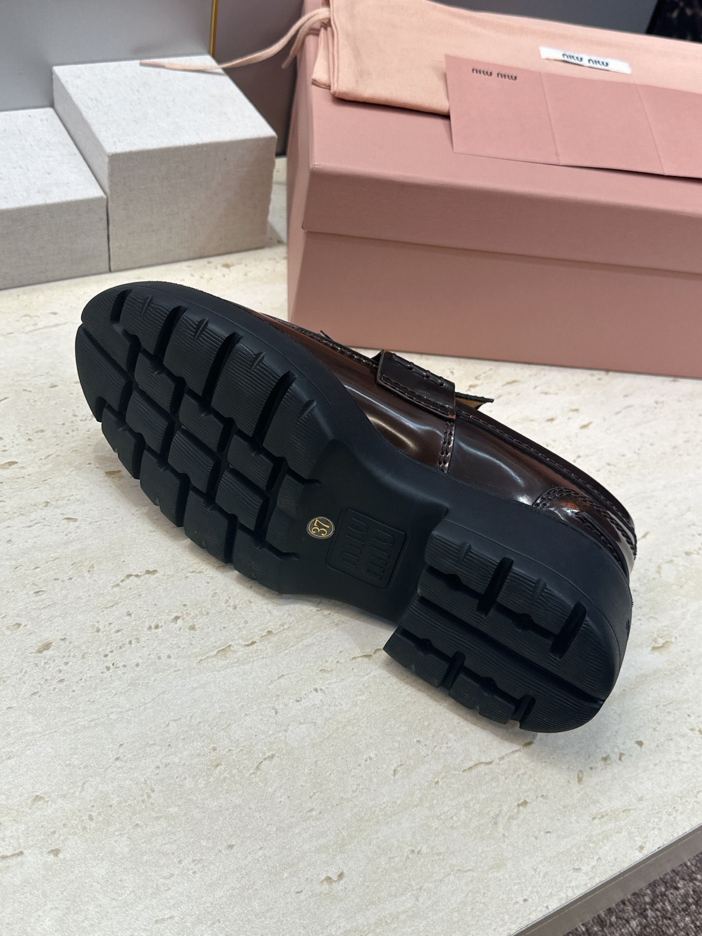 Miumiu 2026春夏新款流苏休闲女鞋 缪缪字母logo低跟圆头玛丽珍乐福单鞋 材质:鞋面进口开边珠牛皮+水染羊皮内 Miumiu 2026春夏新款流苏休闲女鞋 缪缪字母logo低跟圆头玛丽珍乐福单鞋 材质:鞋面进口开边珠牛皮+水染羊皮内