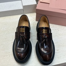 Miumiu 2026春夏新款流苏休闲女鞋 缪缪字母logo低跟圆头玛丽珍乐福单鞋 材质:鞋面进口开边珠牛皮+水染羊皮内 Miumiu 2026春夏新款流苏休闲女鞋 缪缪字母logo低跟圆头玛丽珍乐福单鞋 材质:鞋面进口开边珠牛皮+水染羊皮内