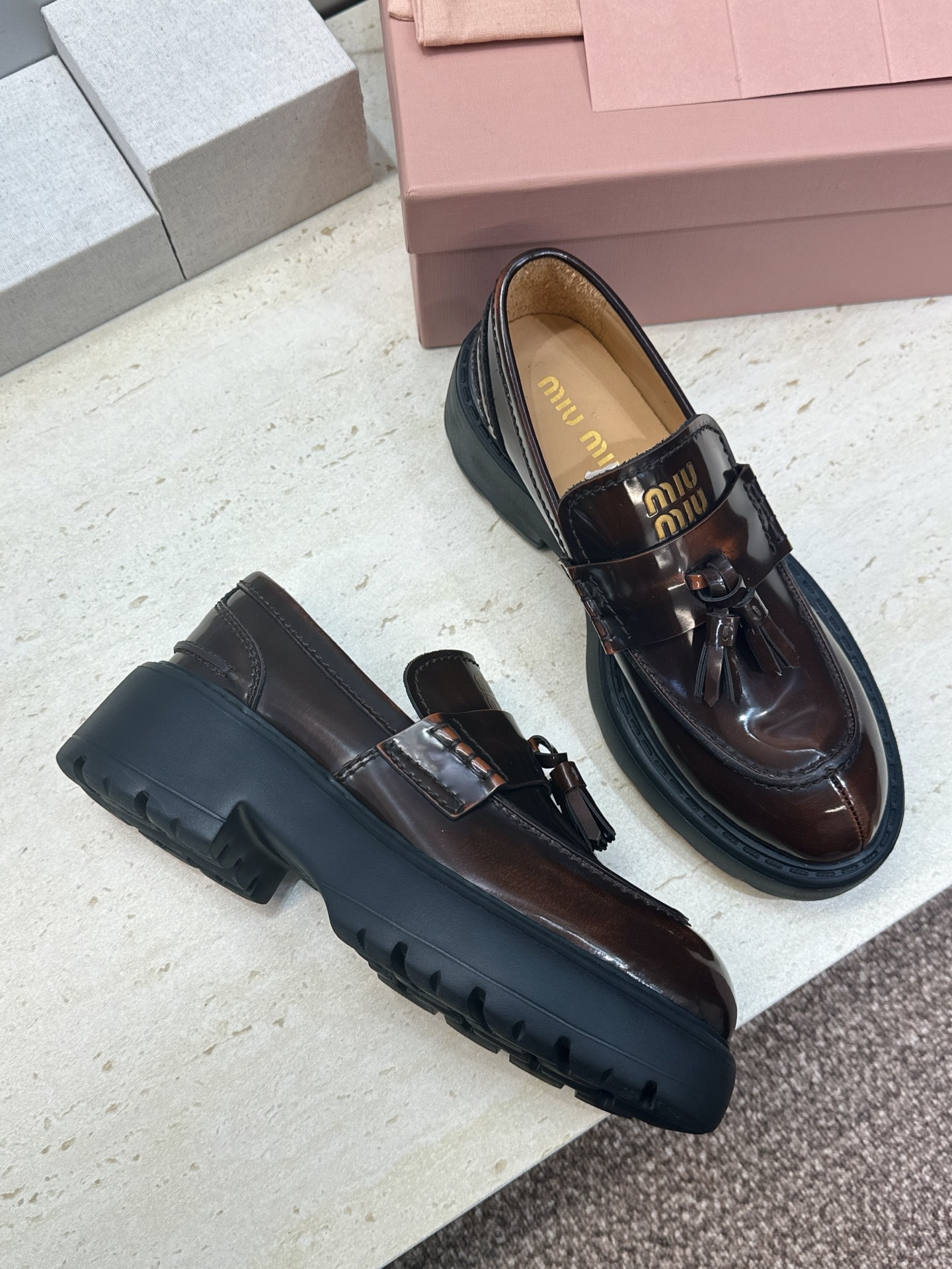 Miumiu 2026春夏新款流苏休闲女鞋 缪缪字母logo低跟圆头玛丽珍乐福单鞋 材质:鞋面进口开边珠牛皮+水染羊皮内 Miumiu 2026春夏新款流苏休闲女鞋 缪缪字母logo低跟圆头玛丽珍乐福单鞋 材质:鞋面进口开边珠牛皮+水染羊皮内