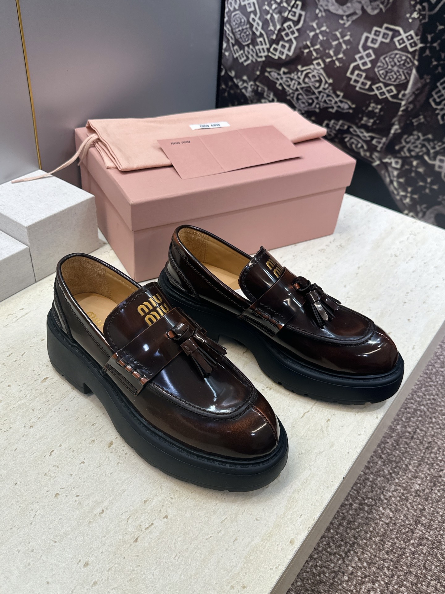 Miumiu 2026春夏新款流苏休闲女鞋 缪缪字母logo低跟圆头玛丽珍乐福单鞋 材质:鞋面进口开边珠牛皮+水染羊皮内 Miumiu 2026春夏新款流苏休闲女鞋 缪缪字母logo低跟圆头玛丽珍乐福单鞋 材质:鞋面进口开边珠牛皮+水染羊皮内