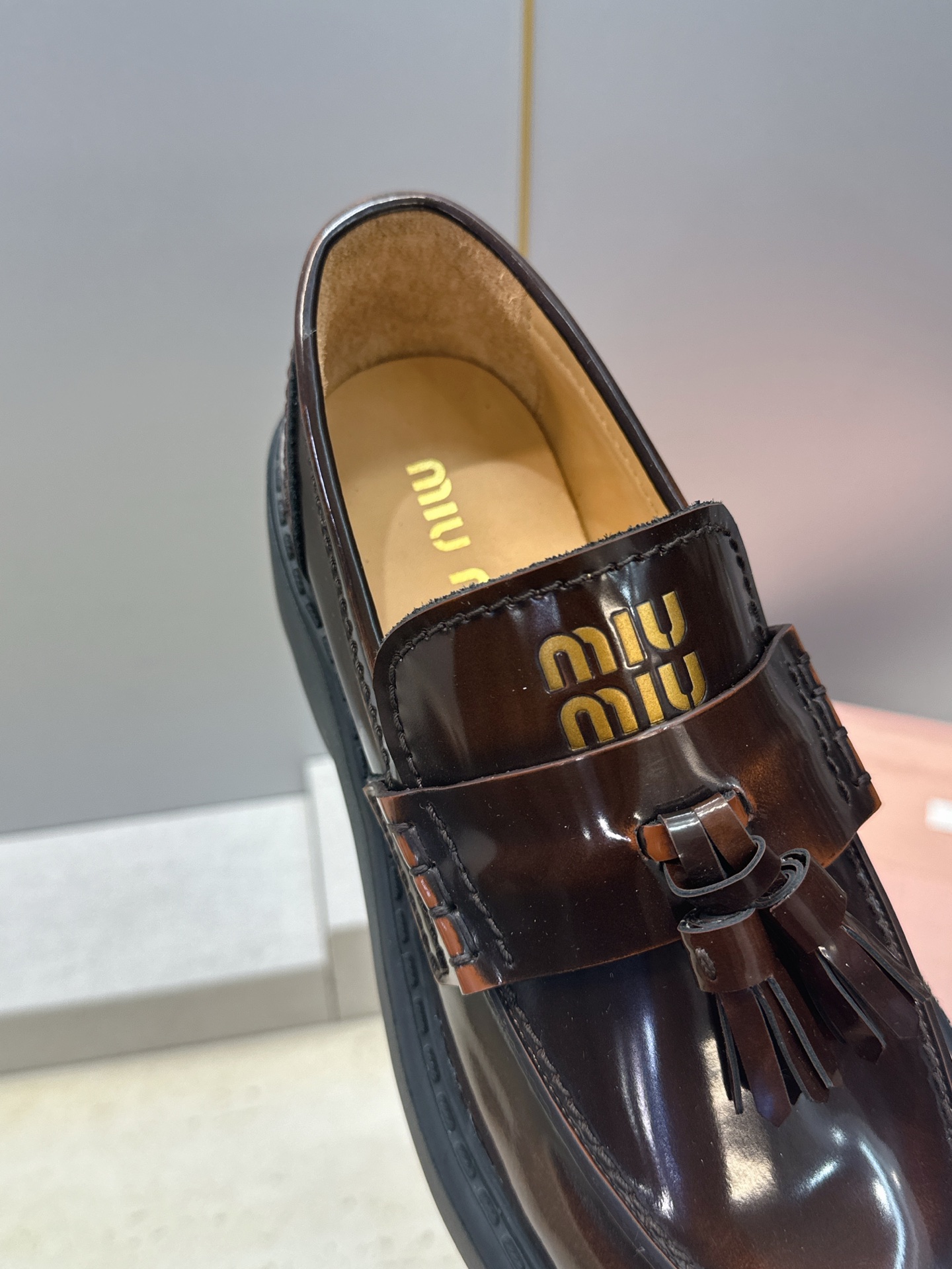 Miumiu 2026春夏新款流苏休闲女鞋 缪缪字母logo低跟圆头玛丽珍乐福单鞋 材质:鞋面进口开边珠牛皮+水染羊皮内 Miumiu 2026春夏新款流苏休闲女鞋 缪缪字母logo低跟圆头玛丽珍乐福单鞋 材质:鞋面进口开边珠牛皮+水染羊皮内