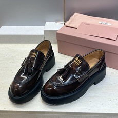 Miumiu 2026春夏新款流苏休闲女鞋 缪缪字母logo低跟圆头玛丽珍乐福单鞋 材质:鞋面进口开边珠牛皮+水染羊皮内 Miumiu 2026春夏新款流苏休闲女鞋 缪缪字母logo低跟圆头玛丽珍乐福单鞋 材质:鞋面进口开边珠牛皮+水染羊皮内