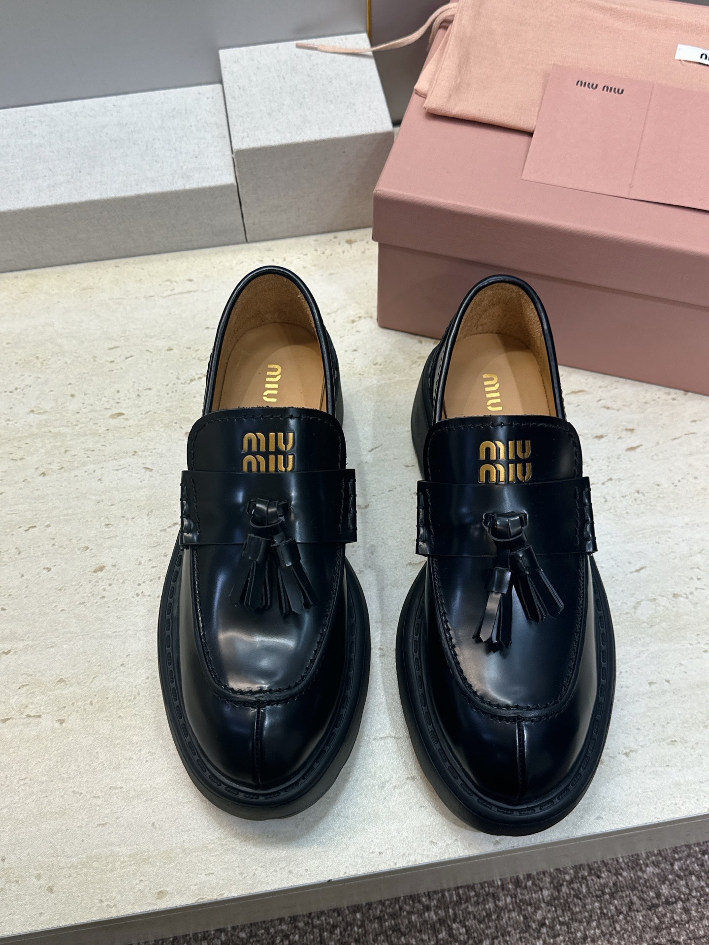 Miumiu 2026春夏新款流苏休闲女鞋 缪缪字母logo低跟圆头玛丽珍乐福单鞋 材质:鞋面进口开边珠牛皮+水染羊皮内