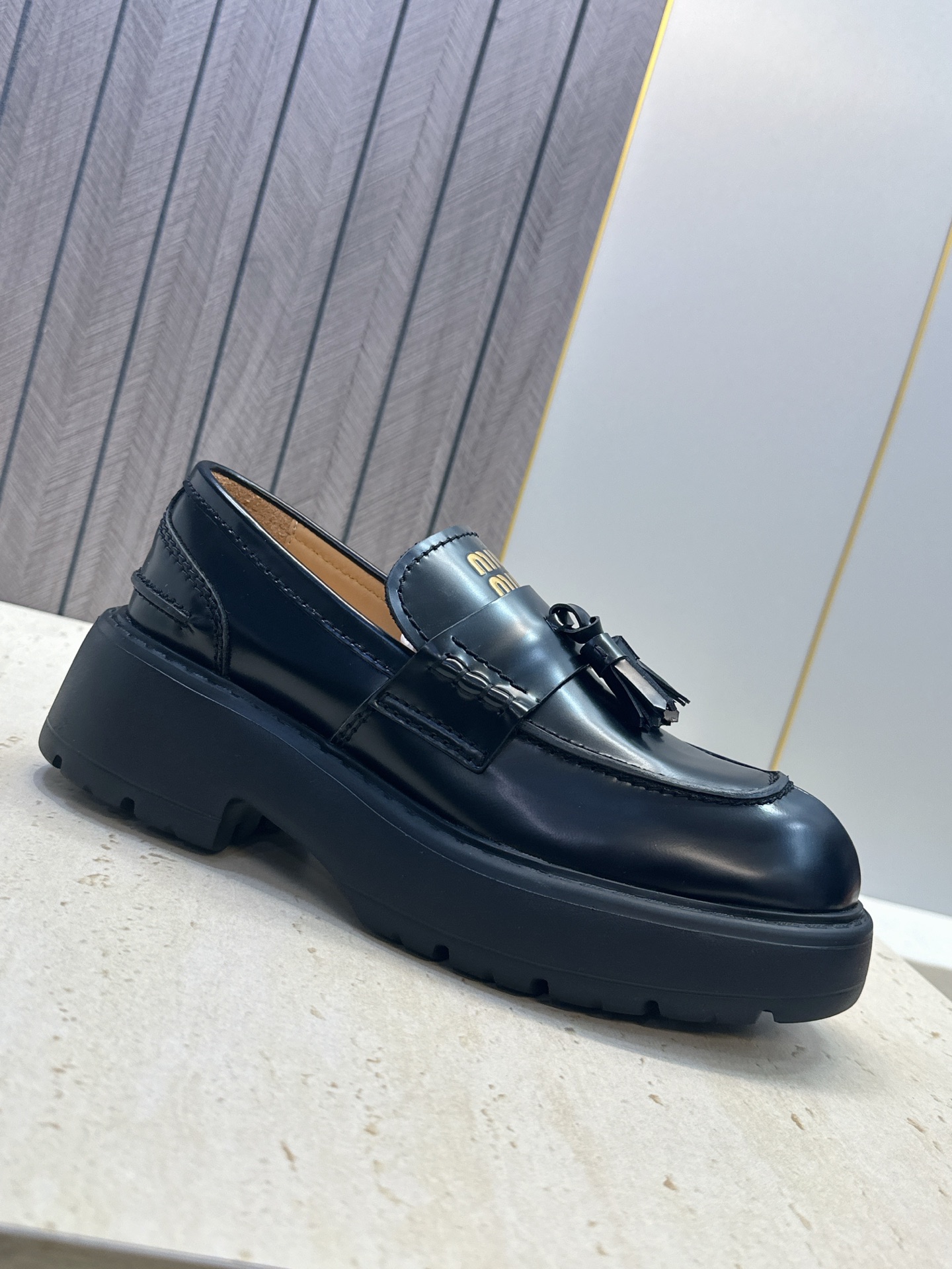 Miumiu 2026春夏新款流苏休闲女鞋 缪缪字母logo低跟圆头玛丽珍乐福单鞋 材质:鞋面进口开边珠牛皮+水染羊皮内