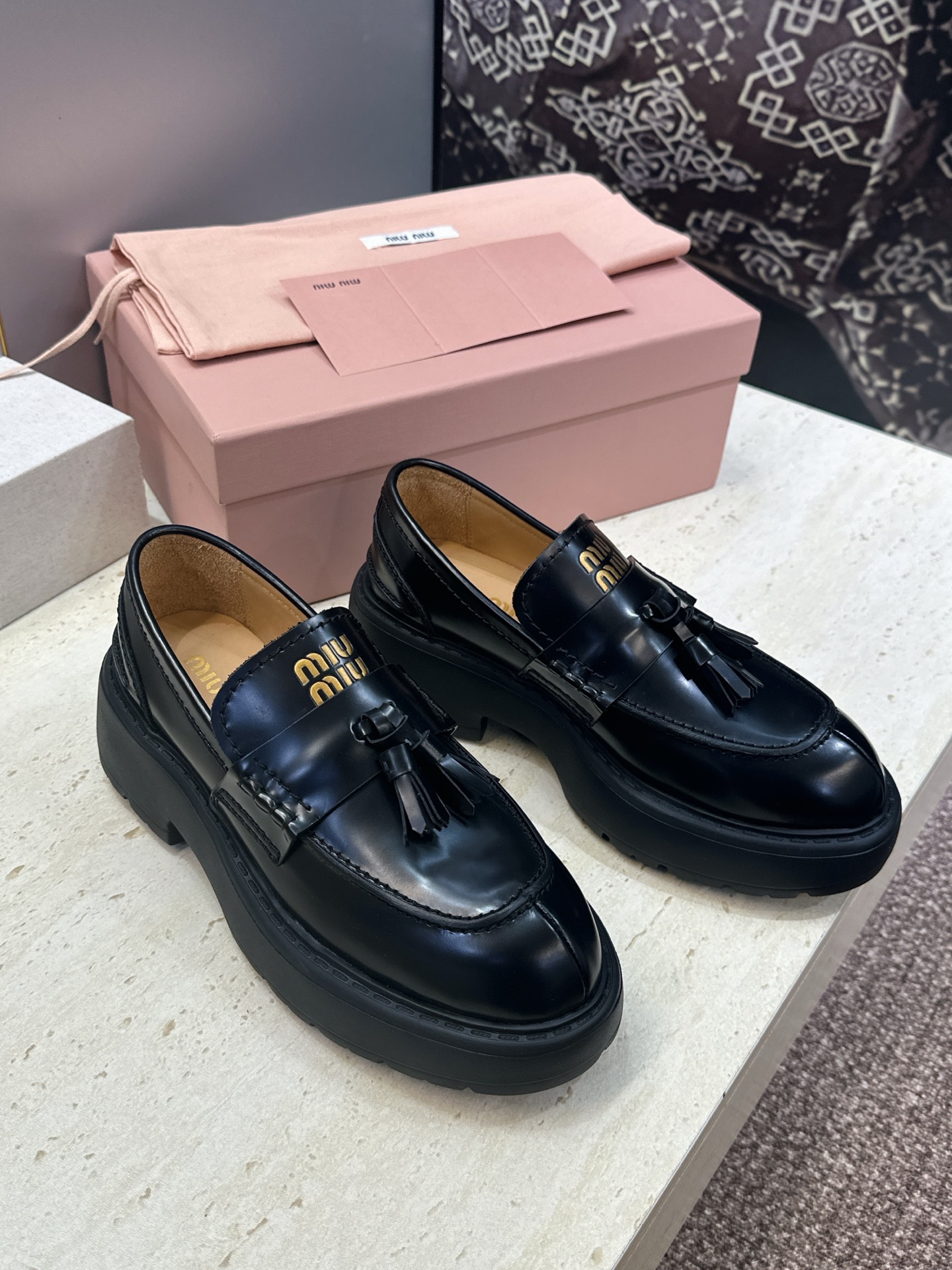 Miumiu 2026春夏新款流苏休闲女鞋 缪缪字母logo低跟圆头玛丽珍乐福单鞋 材质:鞋面进口开边珠牛皮+水染羊皮内 Miumiu 2026春夏新款流苏休闲女鞋 缪缪字母logo低跟圆头玛丽珍乐福单鞋 材质:鞋面进口开边珠牛皮+水染羊皮内