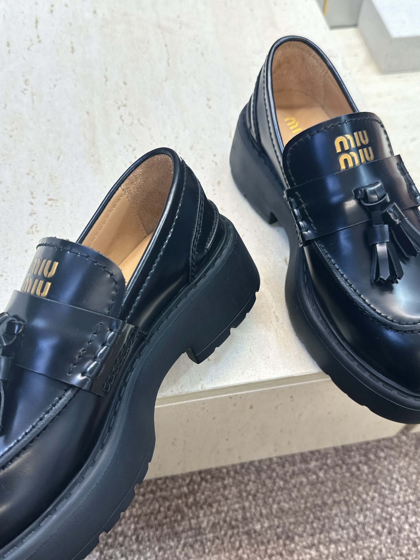 Miumiu 2026春夏新款流苏休闲女鞋 缪缪字母logo低跟圆头玛丽珍乐福单鞋 材质:鞋面进口开边珠牛皮+水染羊皮内