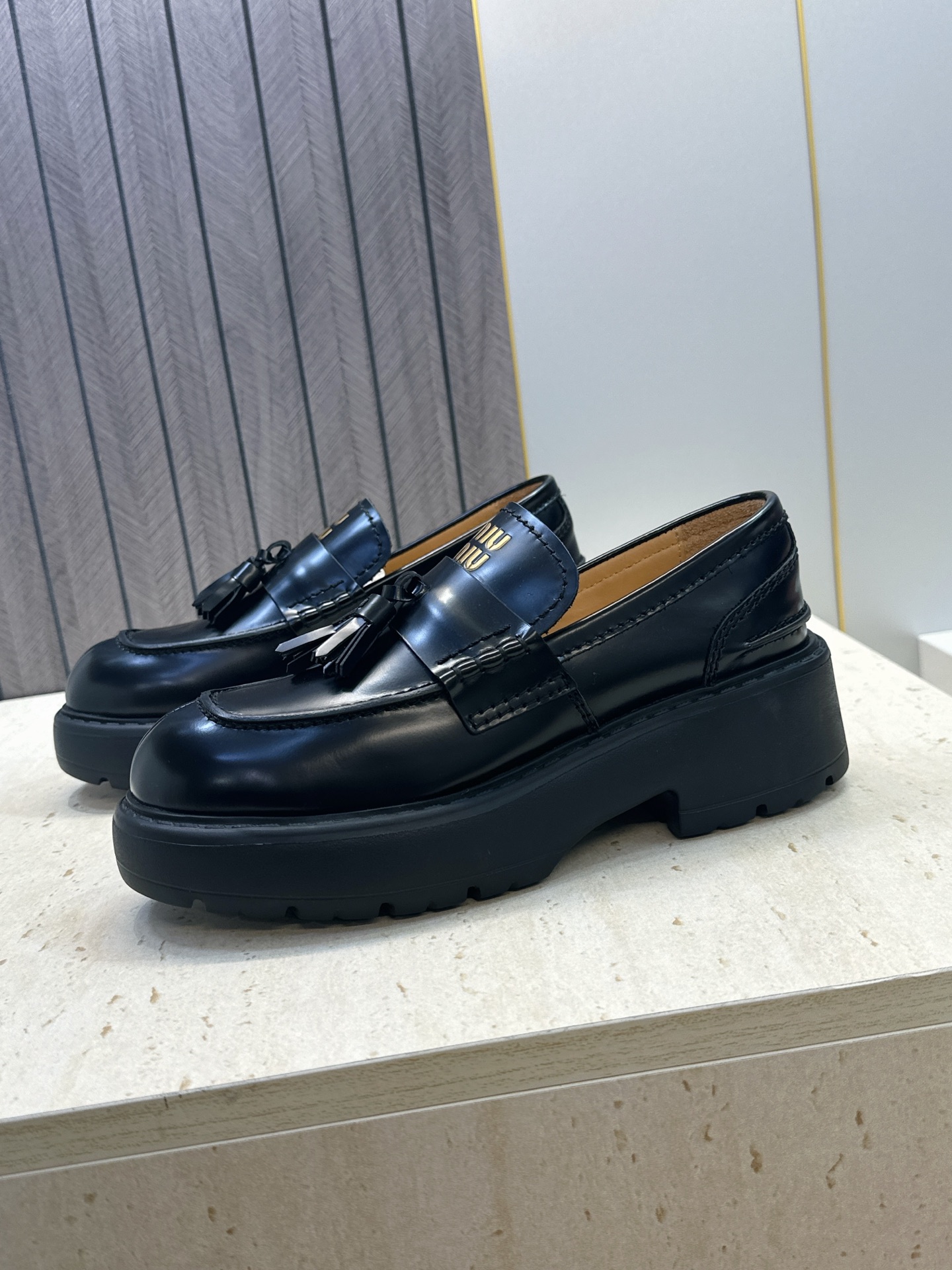 Miumiu 2026春夏新款流苏休闲女鞋 缪缪字母logo低跟圆头玛丽珍乐福单鞋 材质:鞋面进口开边珠牛皮+水染羊皮内