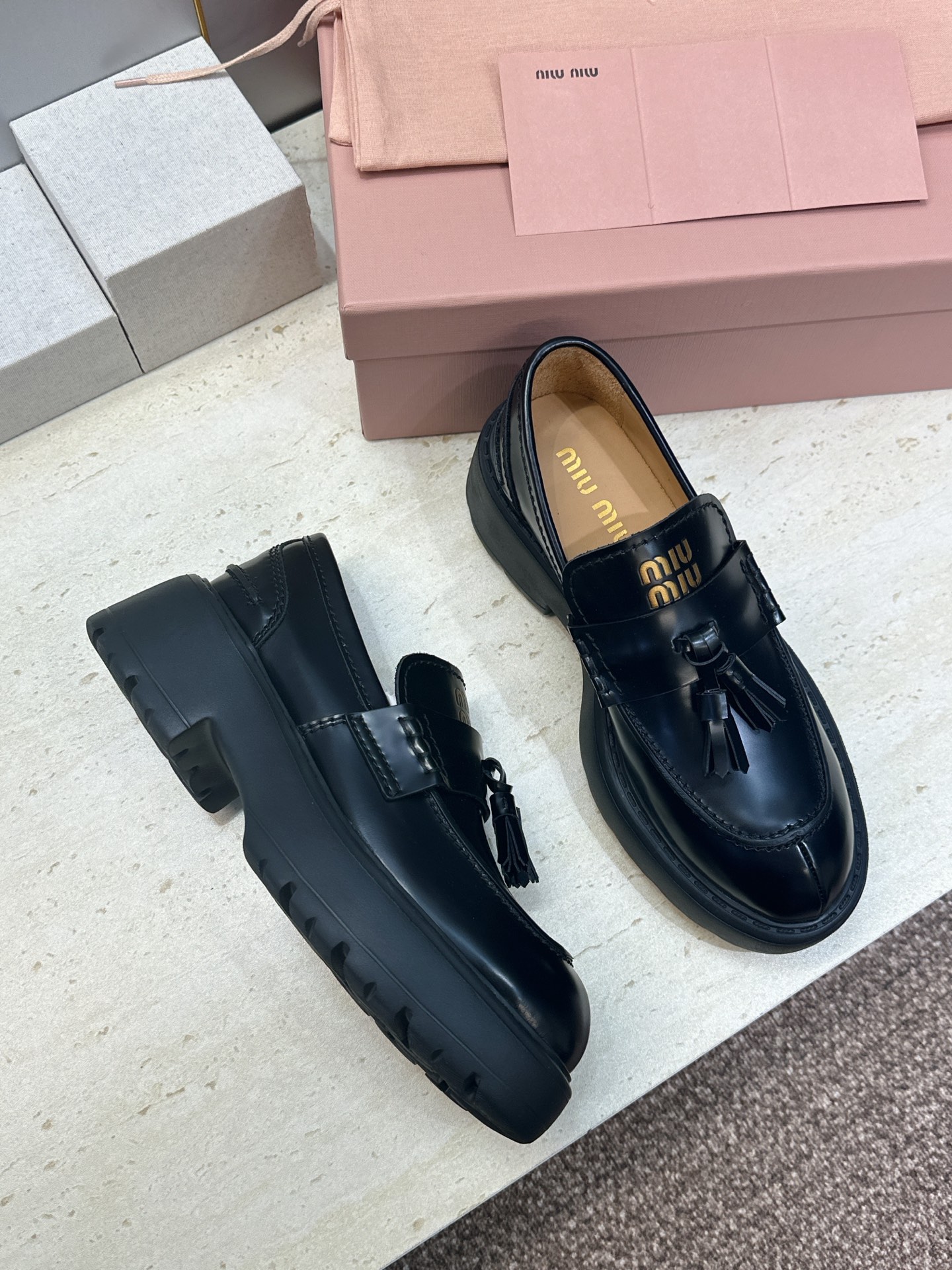 Miumiu 2026春夏新款流苏休闲女鞋 缪缪字母logo低跟圆头玛丽珍乐福单鞋 材质:鞋面进口开边珠牛皮+水染羊皮内