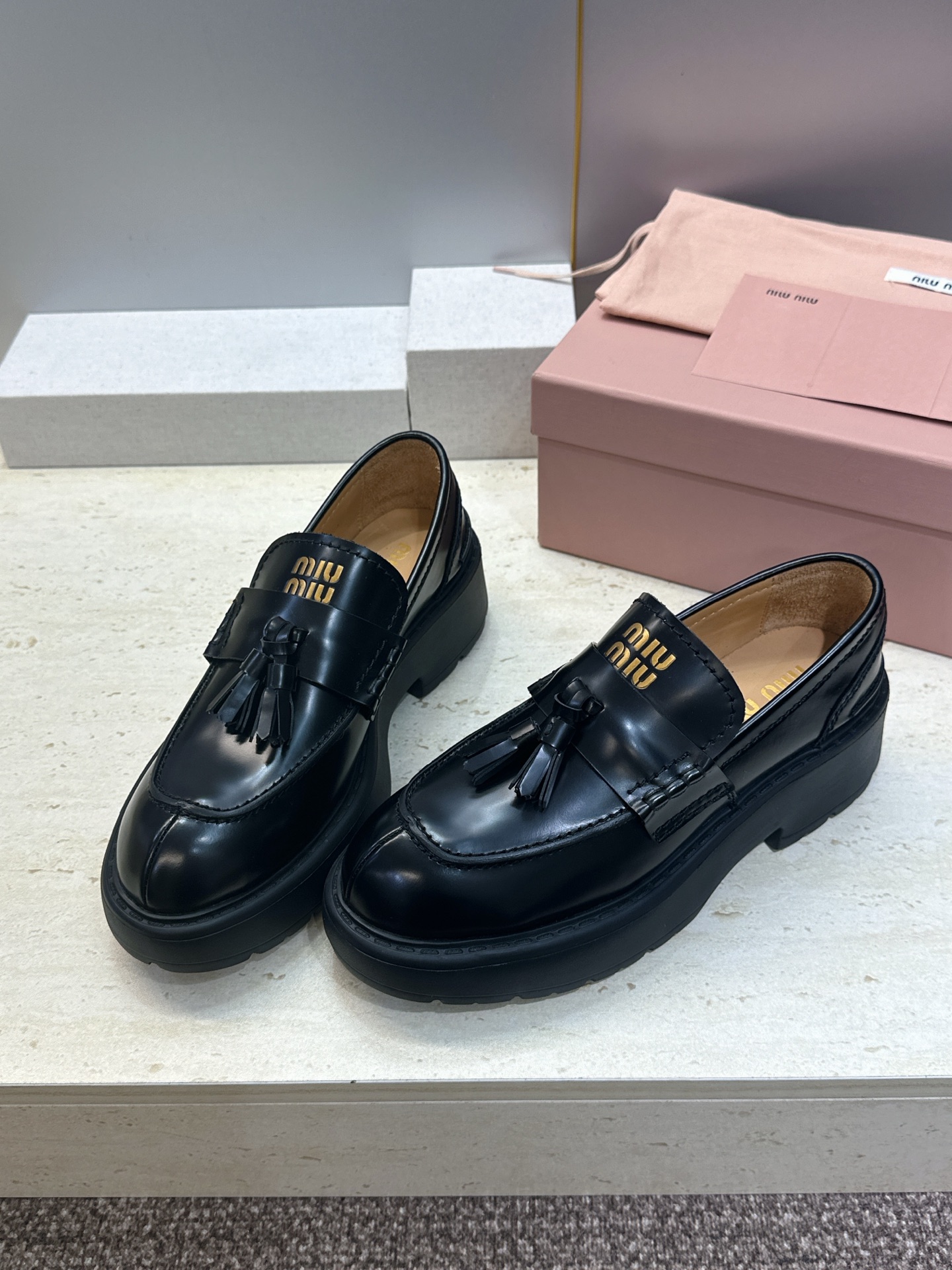 Miumiu 2026春夏新款流苏休闲女鞋 缪缪字母logo低跟圆头玛丽珍乐福单鞋 材质:鞋面进口开边珠牛皮+水染羊皮内 Miumiu 2026春夏新款流苏休闲女鞋 缪缪字母logo低跟圆头玛丽珍乐福单鞋 材质:鞋面进口开边珠牛皮+水染羊皮内