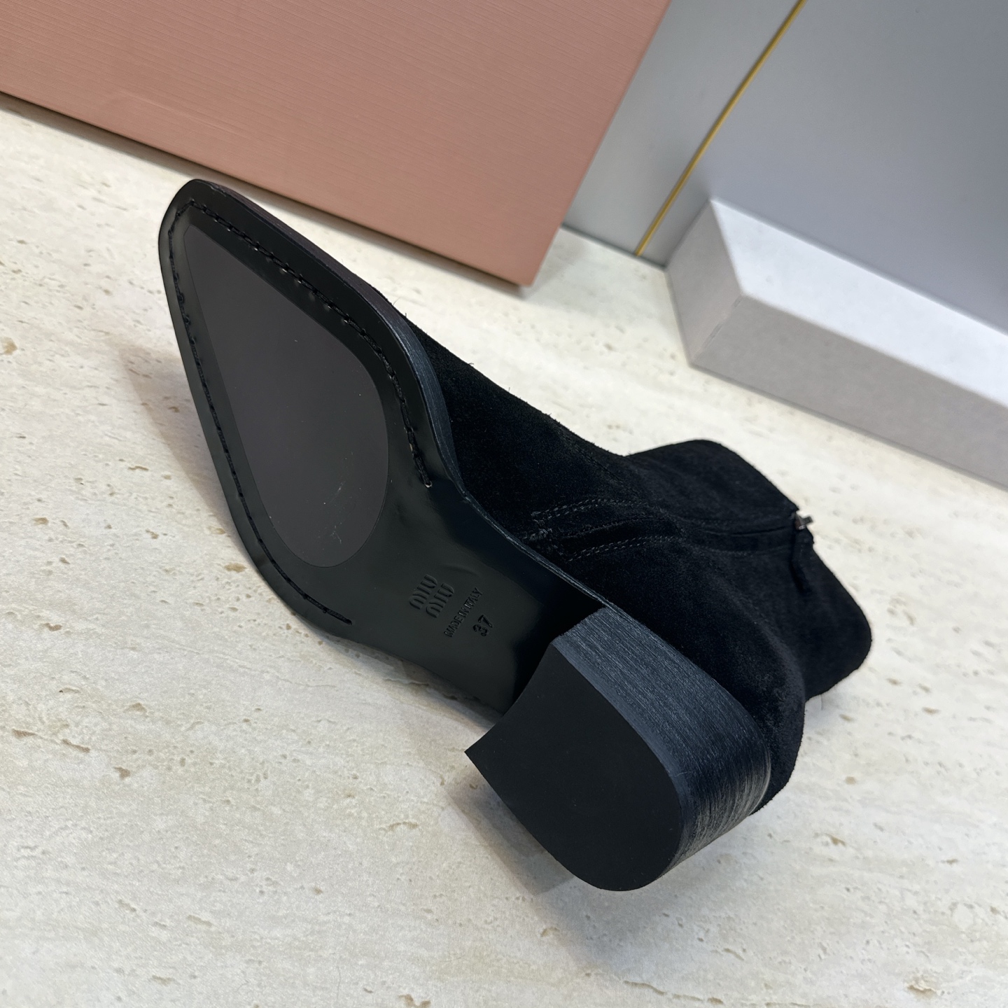 MiuMiu  2026秋冬新款游牧风格低跟铁头机车女短靴 缪缪字母logo五金扣粗跟侧拉链尖头骑士靴 材质:鞋面定制进
