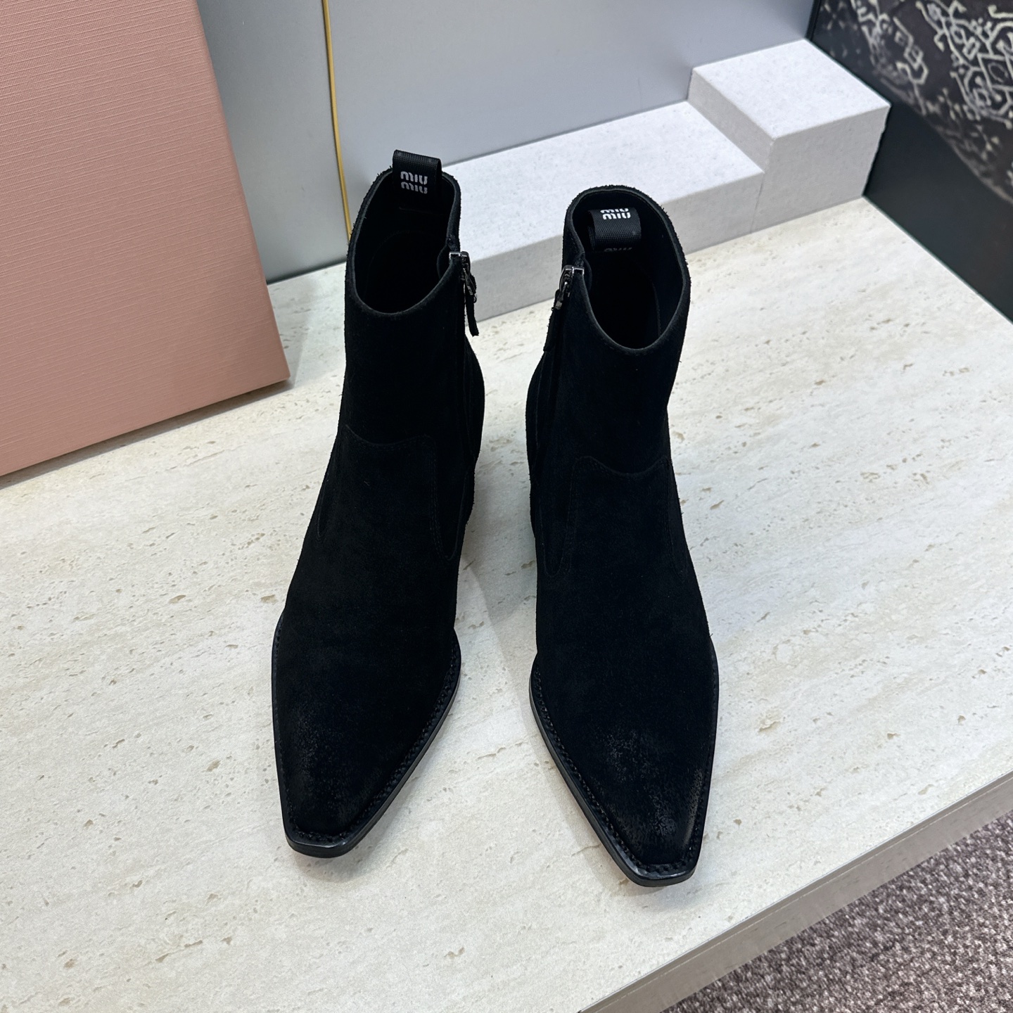 MiuMiu  2026秋冬新款游牧风格低跟铁头机车女短靴 缪缪字母logo五金扣粗跟侧拉链尖头骑士靴 材质:鞋面定制进