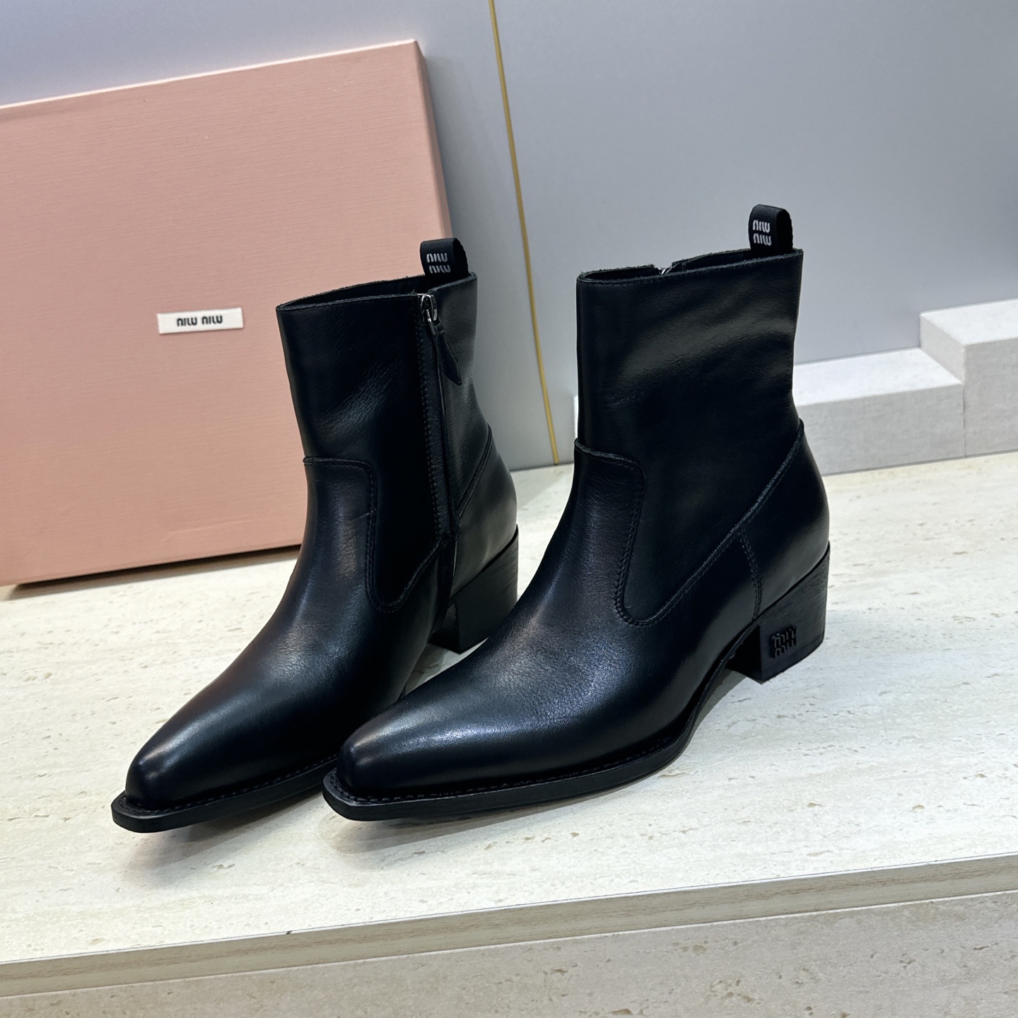 MiuMiu  2026秋冬新款游牧风格低跟铁头机车女短靴 缪缪字母logo五金扣粗跟侧拉链尖头骑士靴 材质:鞋面定制进