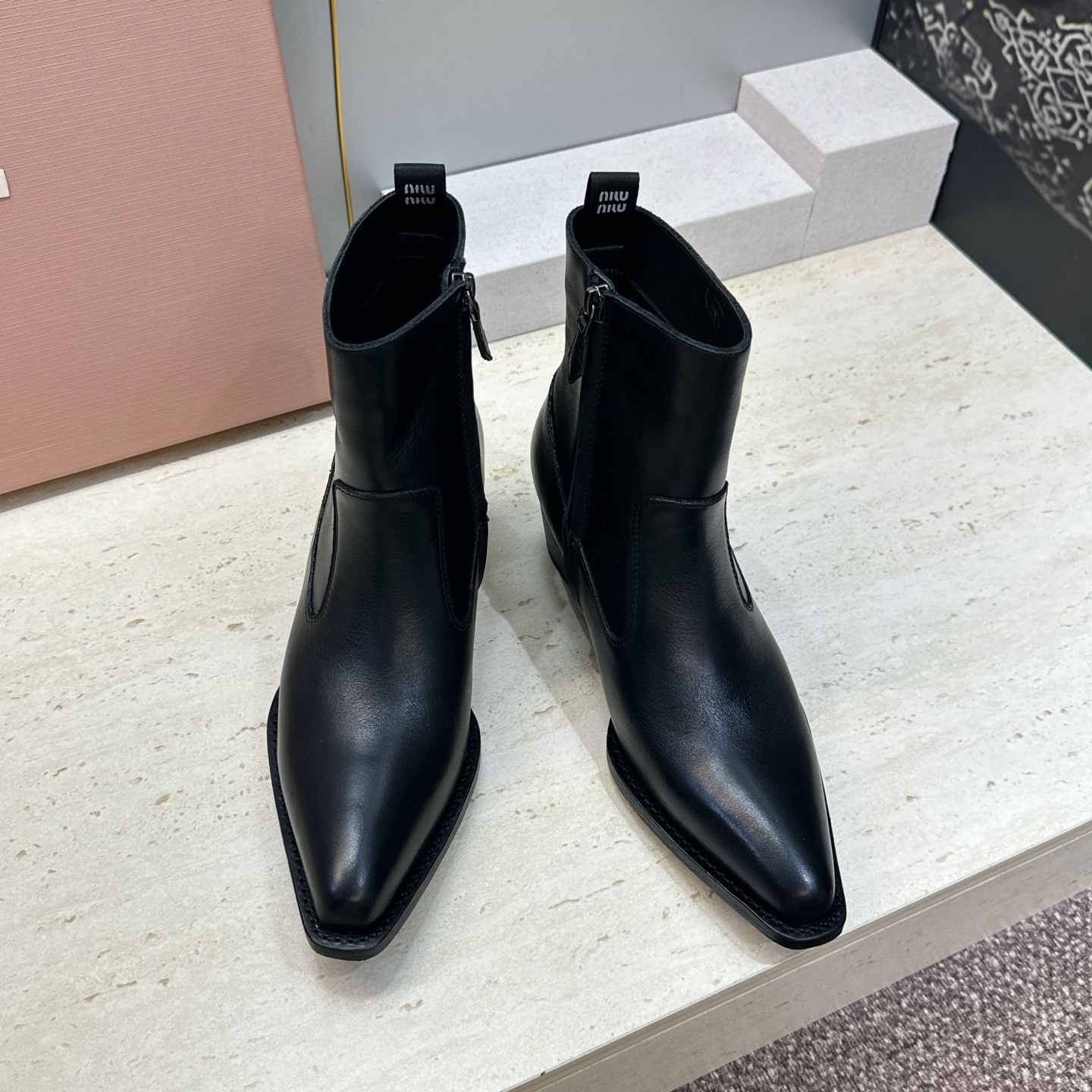 MiuMiu  2026秋冬新款游牧风格低跟铁头机车女短靴 缪缪字母logo五金扣粗跟侧拉链尖头骑士靴 材质:鞋面定制进