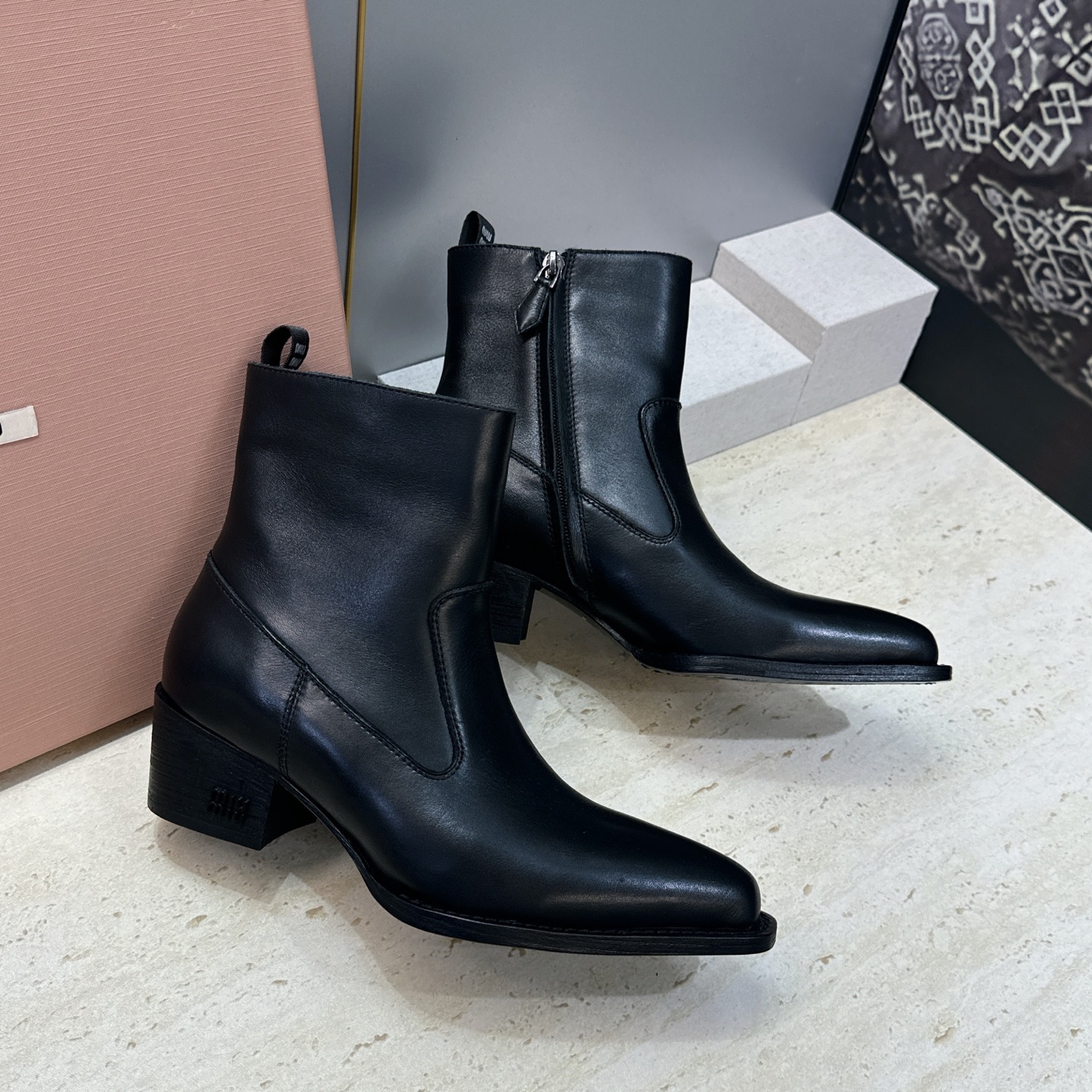 MiuMiu  2026秋冬新款游牧风格低跟铁头机车女短靴 缪缪字母logo五金扣粗跟侧拉链尖头骑士靴 材质:鞋面定制进