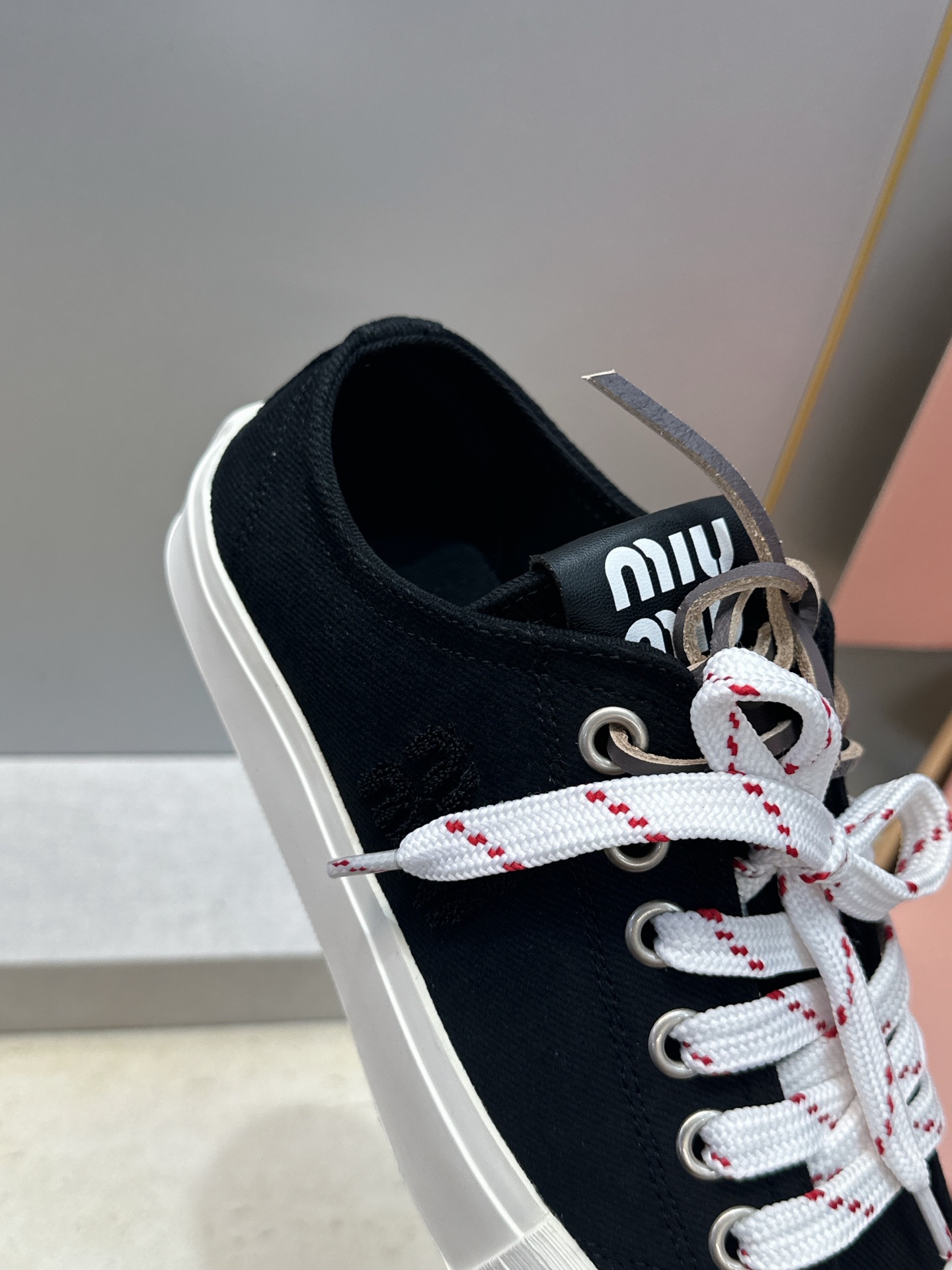 (配全套飞机盒) 顶级版 Miumiu 2026春夏高定系列走秀新款系带休闲运动小白鞋 缪缪明星同款字母logo圆头拼色