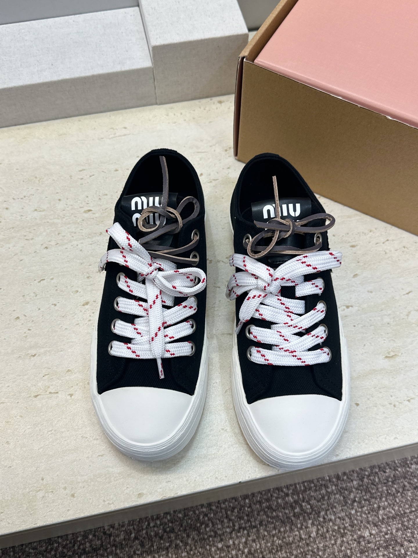 (配全套飞机盒) 顶级版 Miumiu 2026春夏高定系列走秀新款系带休闲运动小白鞋 缪缪明星同款字母logo圆头拼色