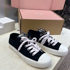 (配全套飞机盒) 顶级版 Miumiu 2026春夏高定系列走秀新款系带休闲运动小白鞋 缪缪明星同款字母logo圆头拼色 (配全套飞机盒) 顶级版 Miumiu 2026春夏高定系列走秀新款系带休闲运动小白鞋 缪缪明星同款字母logo圆头拼色