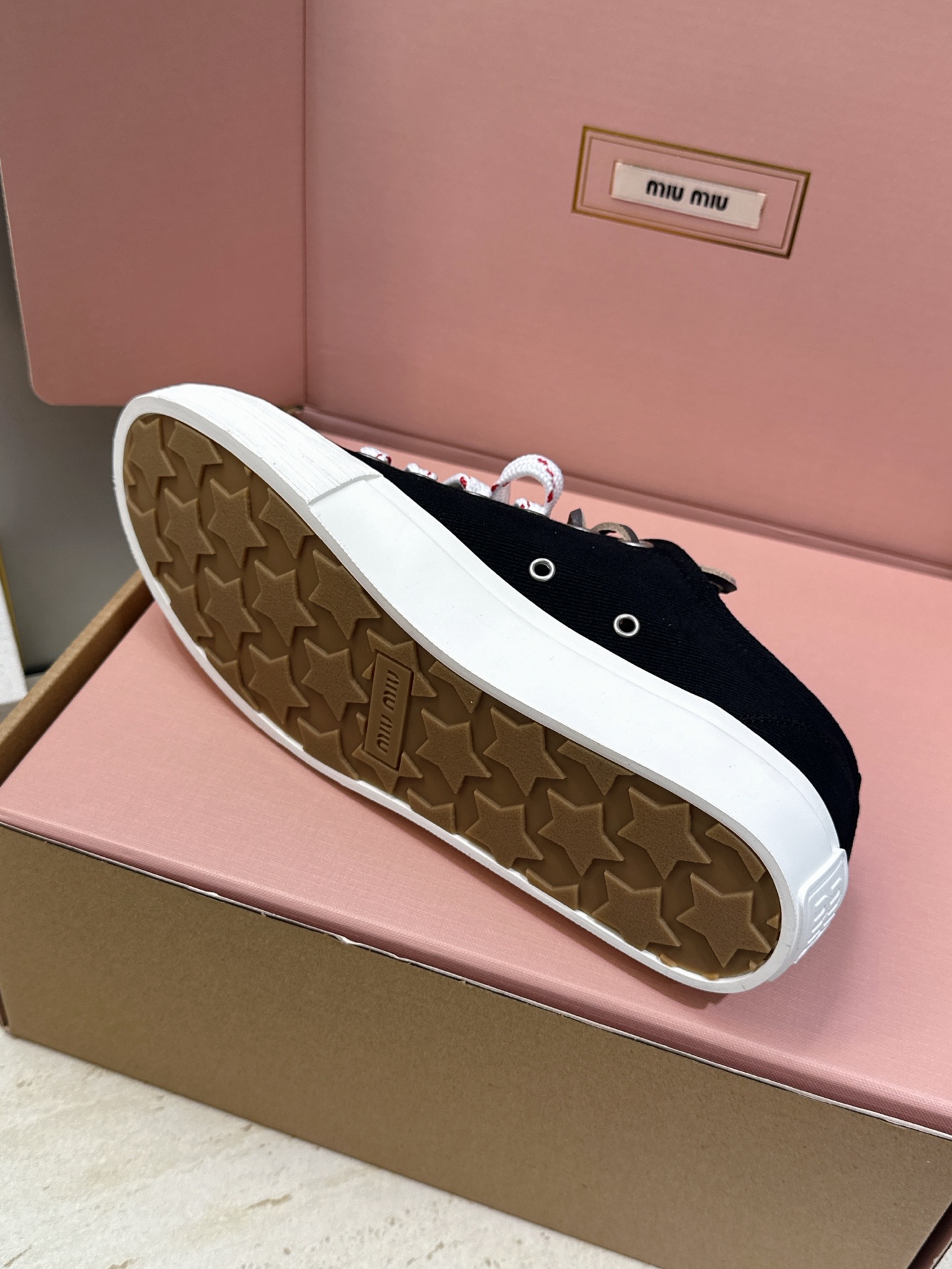 (配全套飞机盒) 顶级版 Miumiu 2026春夏高定系列走秀新款系带休闲运动小白鞋 缪缪明星同款字母logo圆头拼色