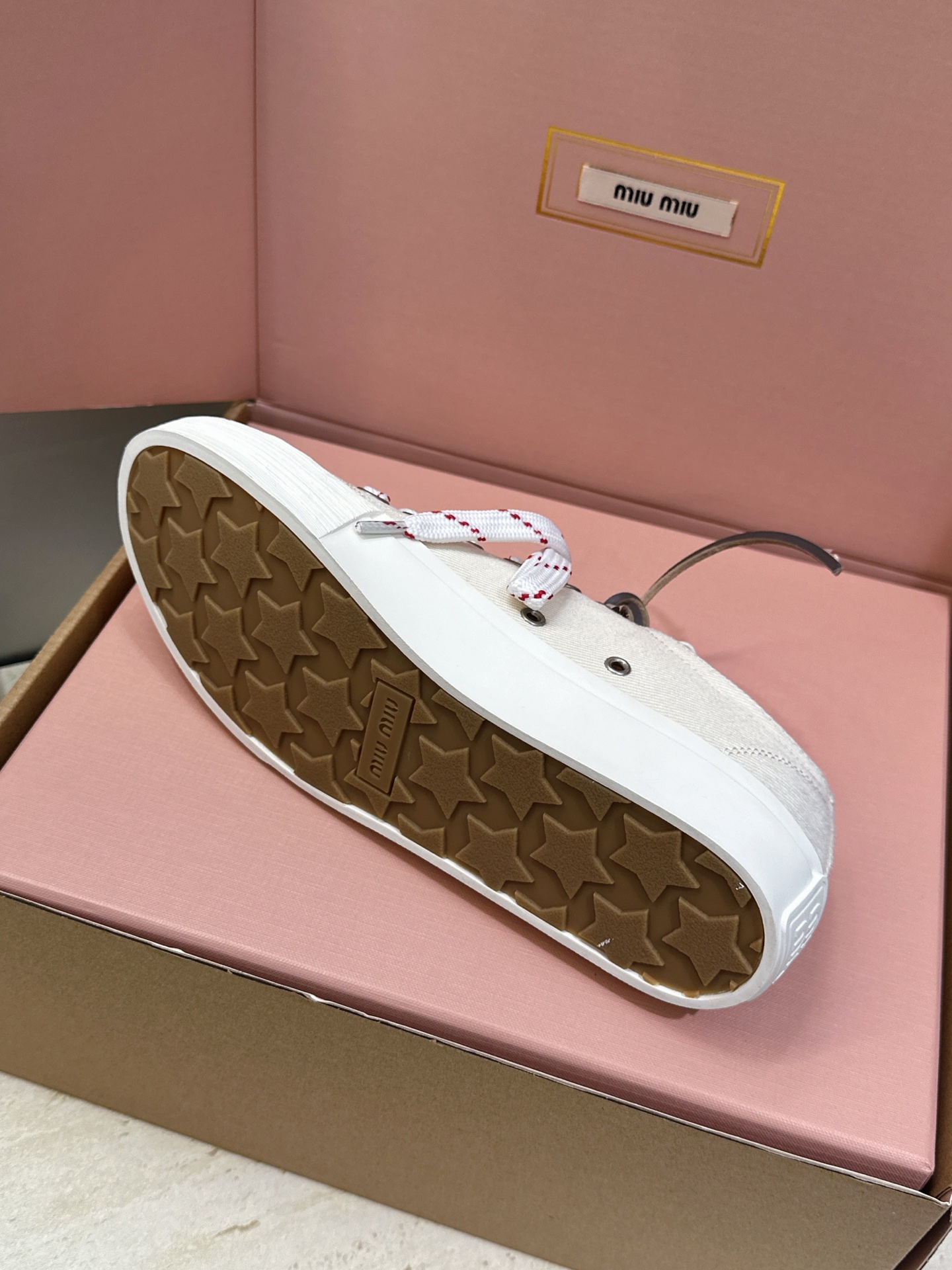 (配全套飞机盒) 顶级版 Miumiu 2026春夏高定系列走秀新款系带休闲运动小白鞋 缪缪明星同款字母logo圆头拼色