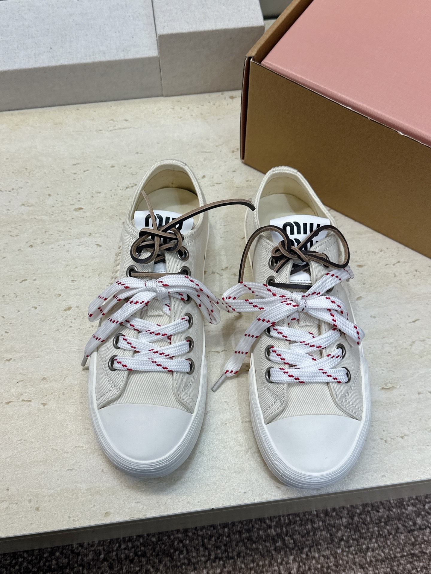 (配全套飞机盒) 顶级版 Miumiu 2026春夏高定系列走秀新款系带休闲运动小白鞋 缪缪明星同款字母logo圆头拼色