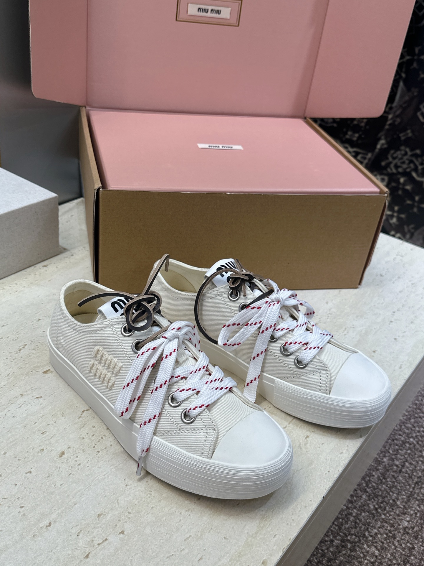 (配全套飞机盒) 顶级版 Miumiu 2026春夏高定系列走秀新款系带休闲运动小白鞋 缪缪明星同款字母logo圆头拼色 (配全套飞机盒) 顶级版 Miumiu 2026春夏高定系列走秀新款系带休闲运动小白鞋 缪缪明星同款字母logo圆头拼色