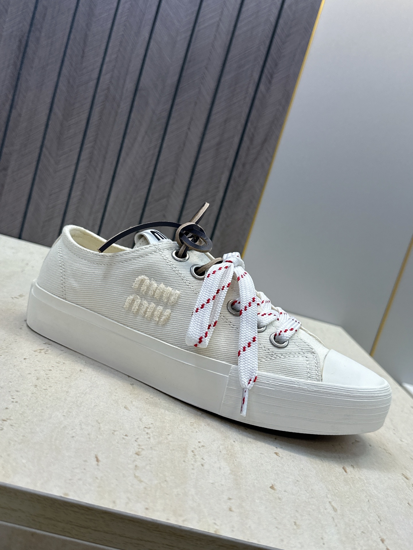 (配全套飞机盒) 顶级版 Miumiu 2026春夏高定系列走秀新款系带休闲运动小白鞋 缪缪明星同款字母logo圆头拼色