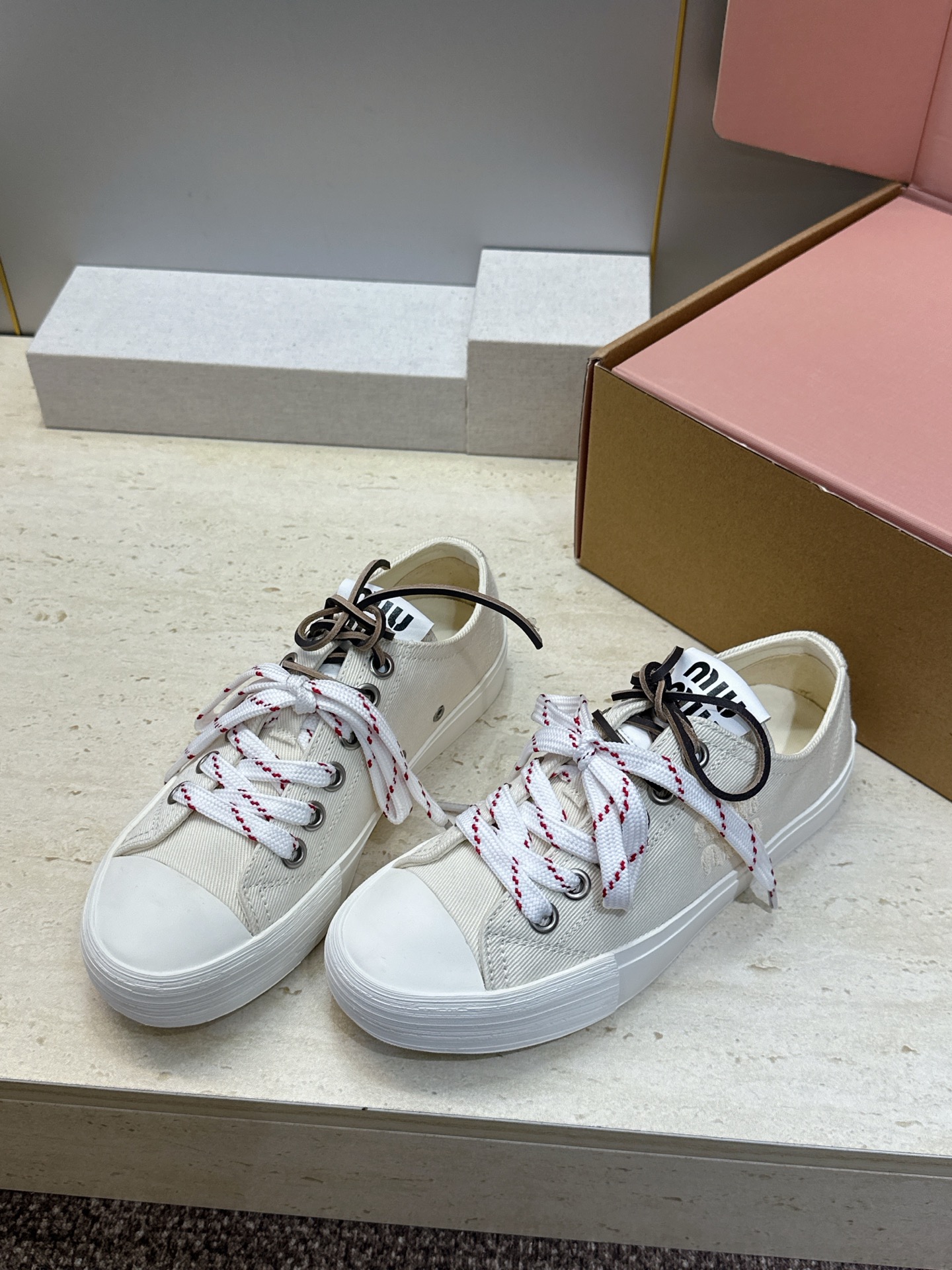 (配全套飞机盒) 顶级版 Miumiu 2026春夏高定系列走秀新款系带休闲运动小白鞋 缪缪明星同款字母logo圆头拼色