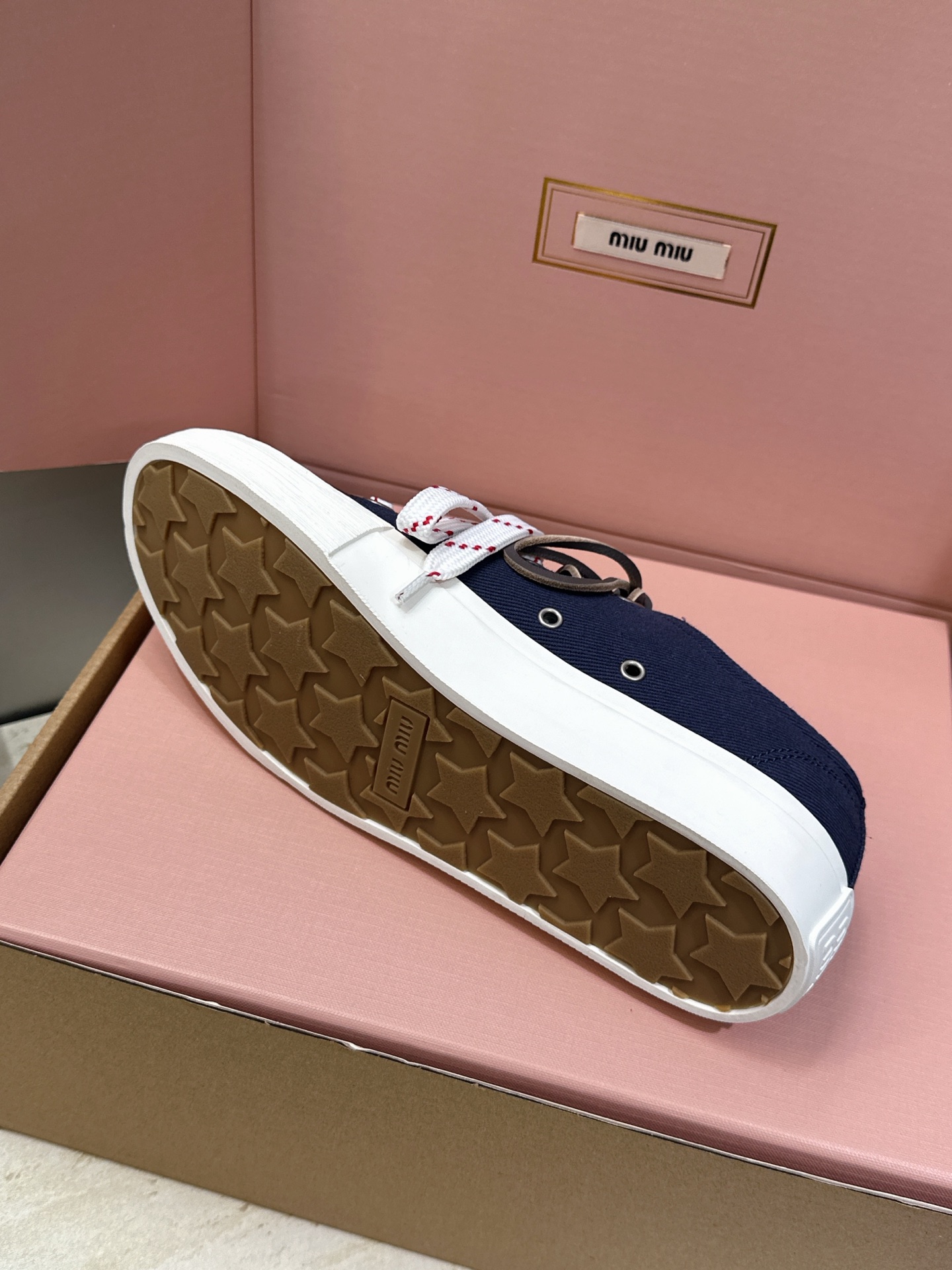 (配全套飞机盒) 顶级版 Miumiu 2026春夏高定系列走秀新款系带休闲运动小白鞋 缪缪明星同款字母logo圆头拼色